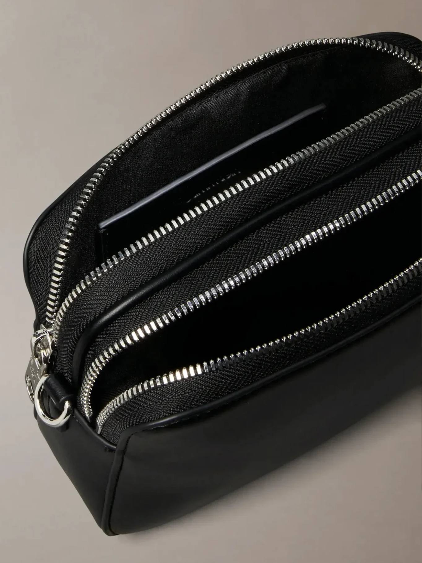 detail Calvin Klein dámská černá kabelka