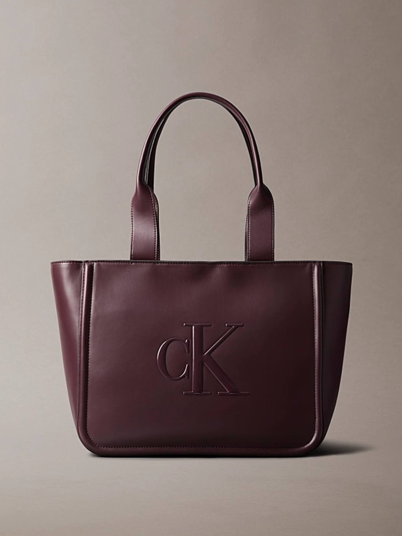 detail Calvin Klein dámská vínová kabelka