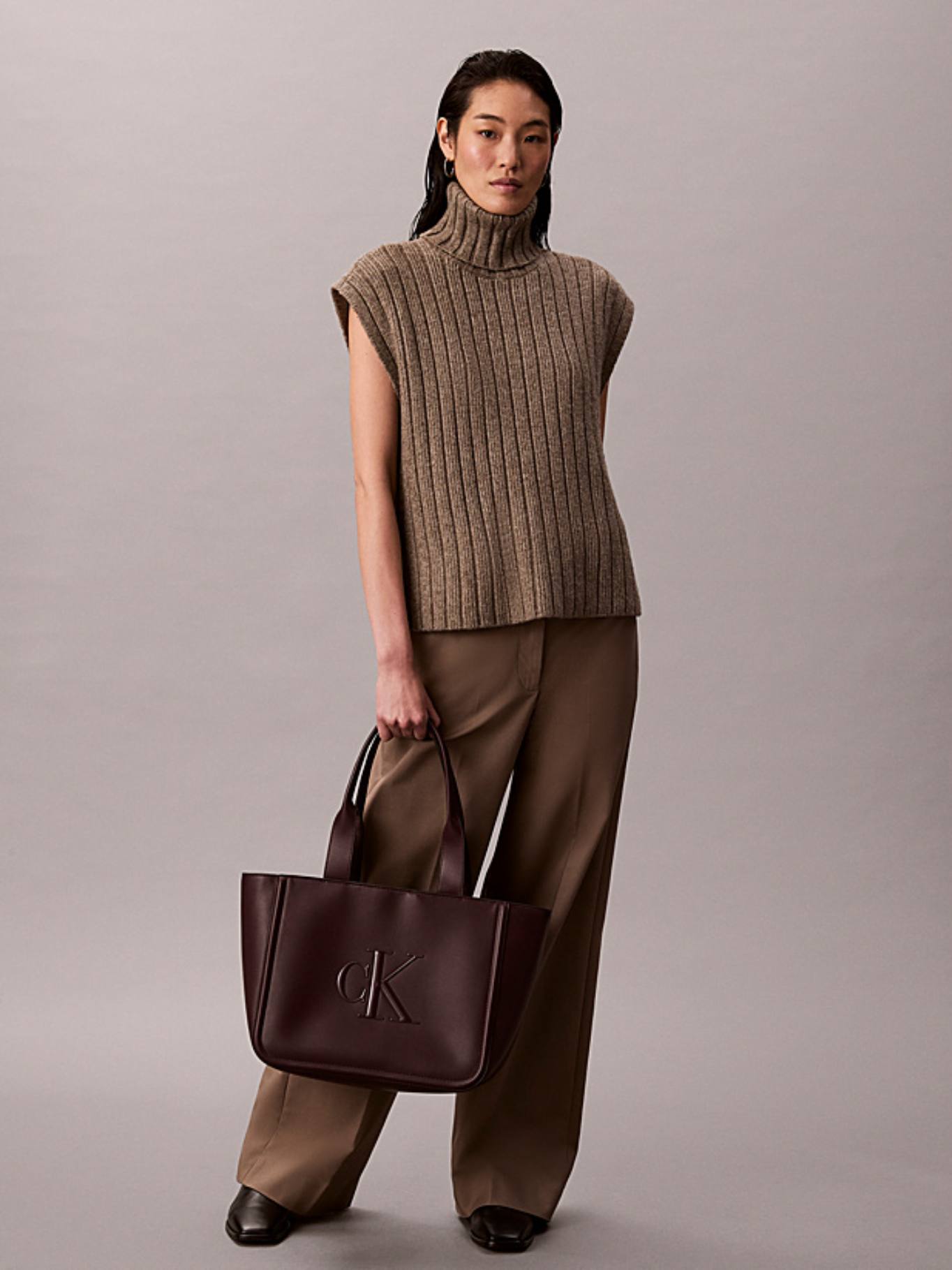 detail Calvin Klein dámská vínová kabelka