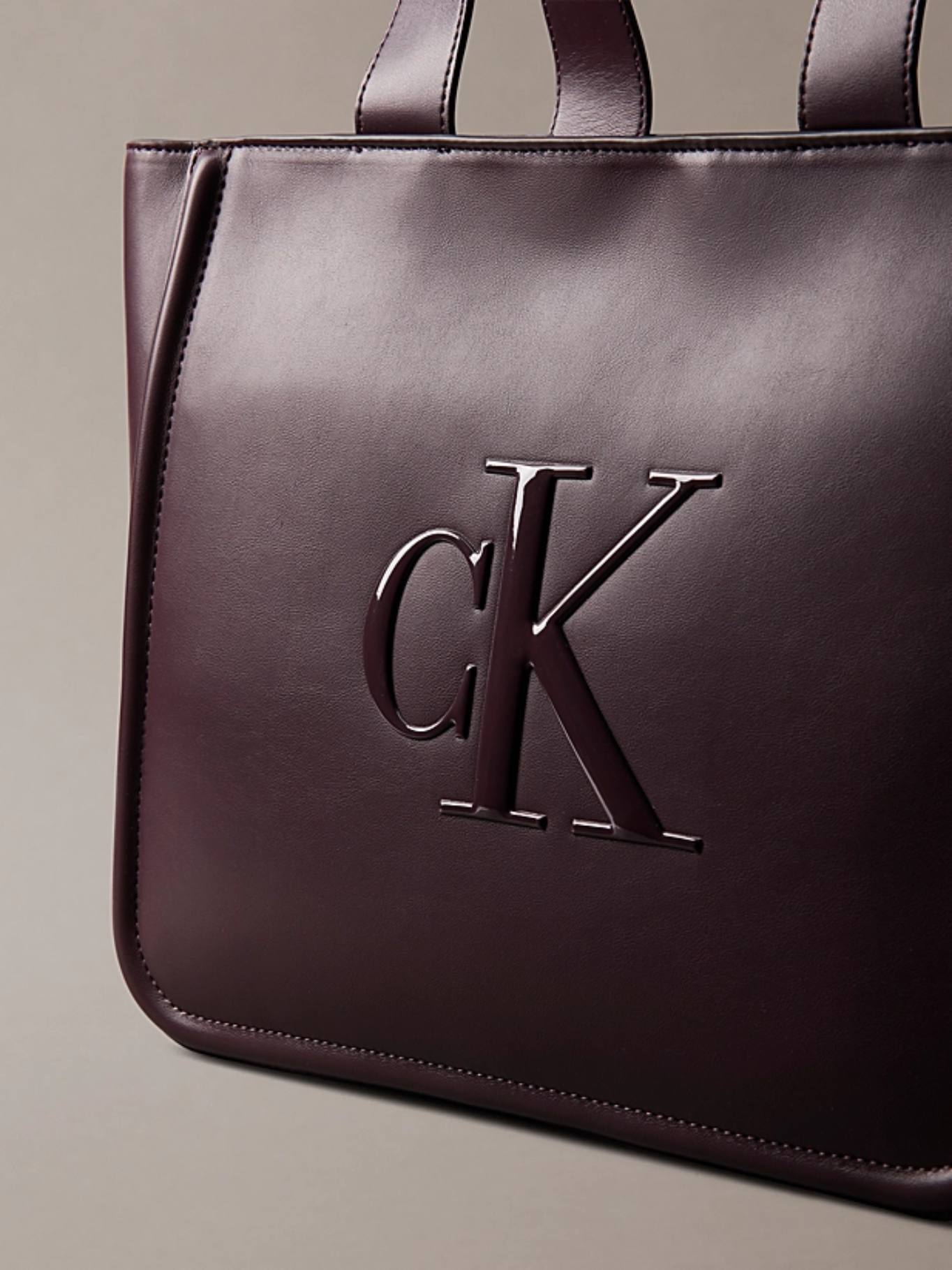 detail Calvin Klein dámská vínová kabelka