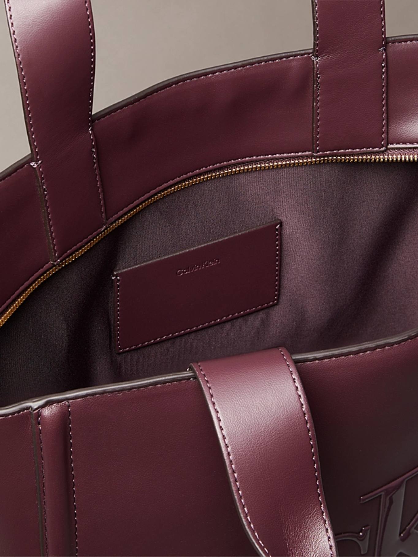 detail Calvin Klein dámská vínová kabelka