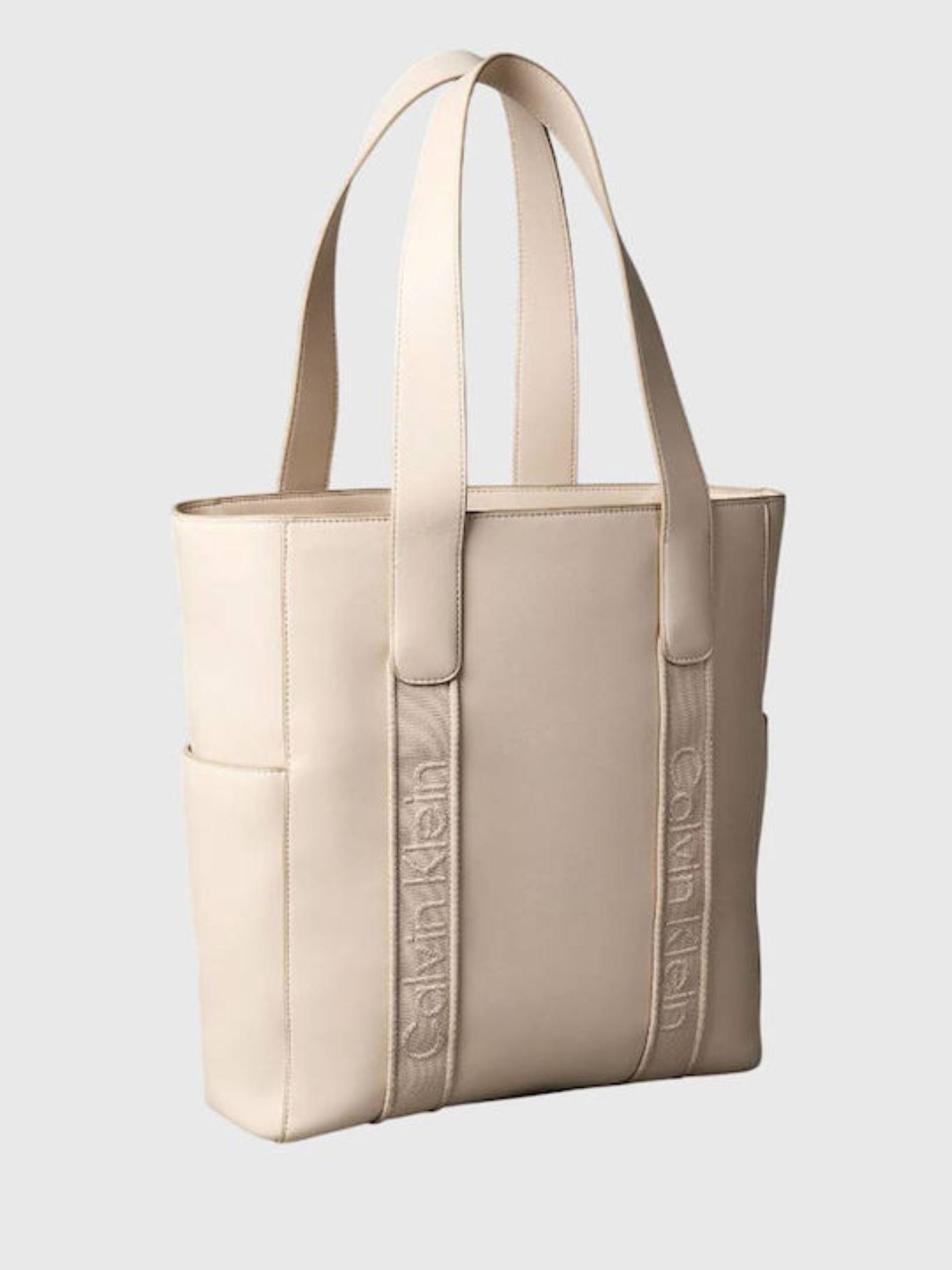 detail Calvin Klein dámská béžová kabelka