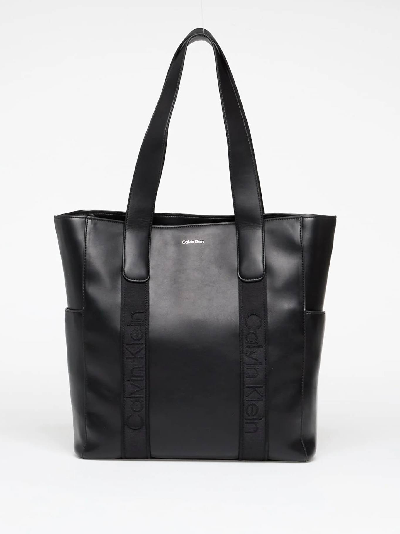 detail Calvin Klein dámská černá kabelka