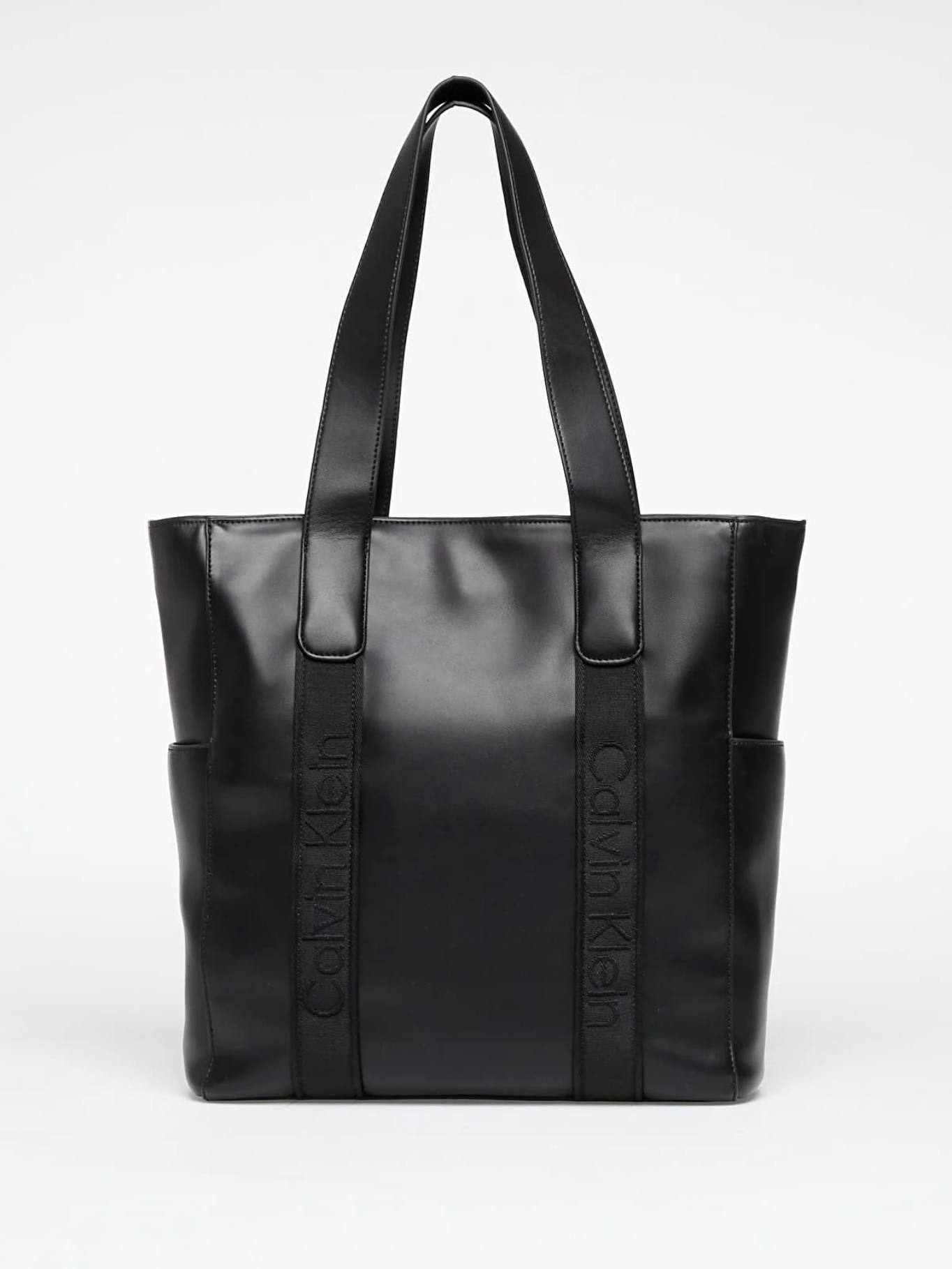 detail Calvin Klein dámská černá kabelka