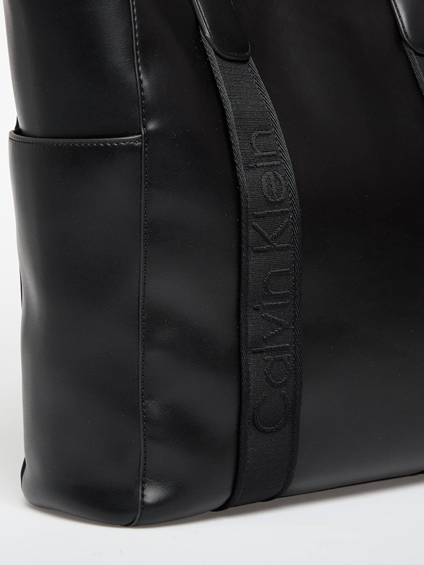 detail Calvin Klein dámská černá kabelka