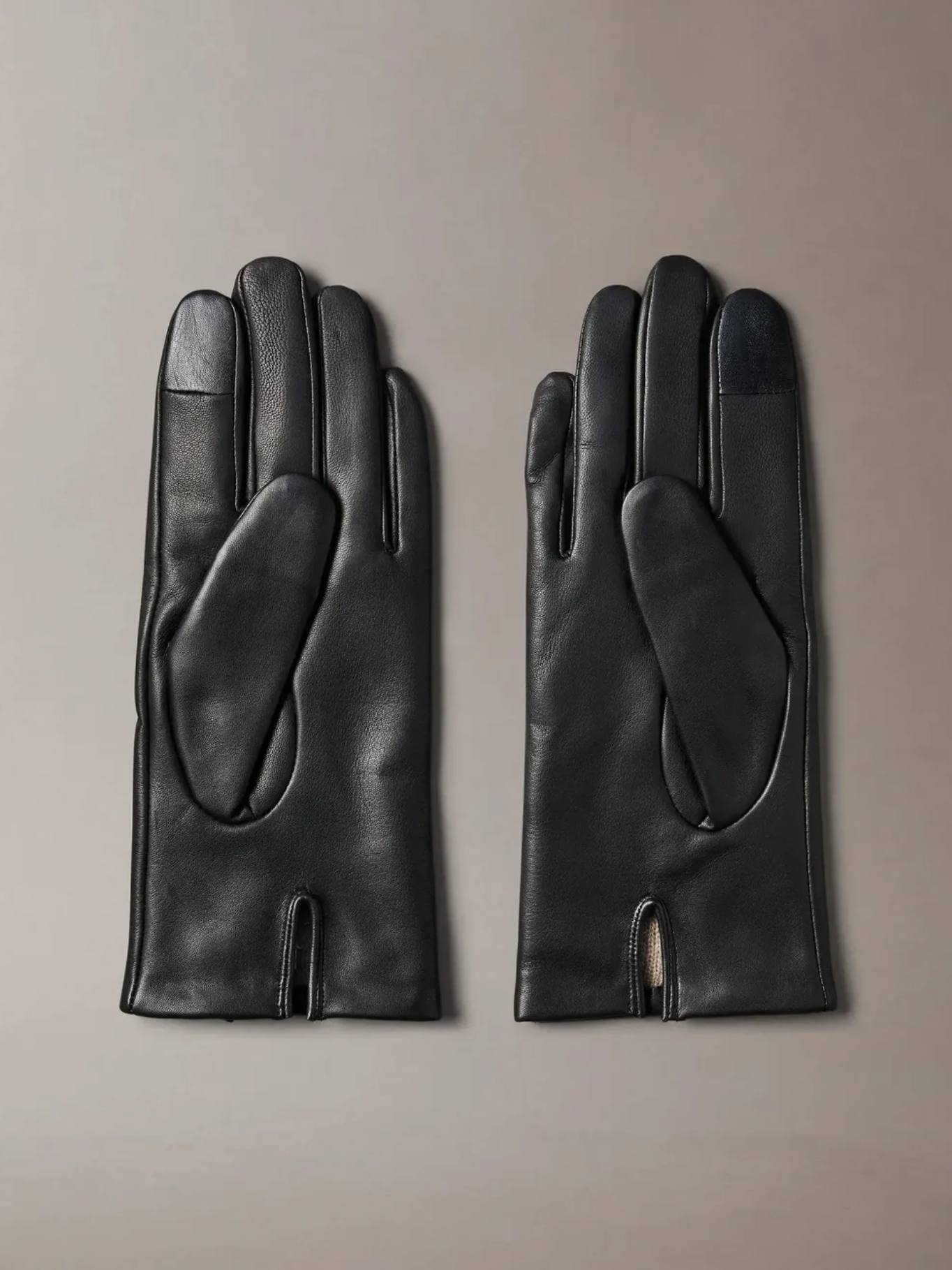 detail Calvin Klein dámské černé kožené rukavice