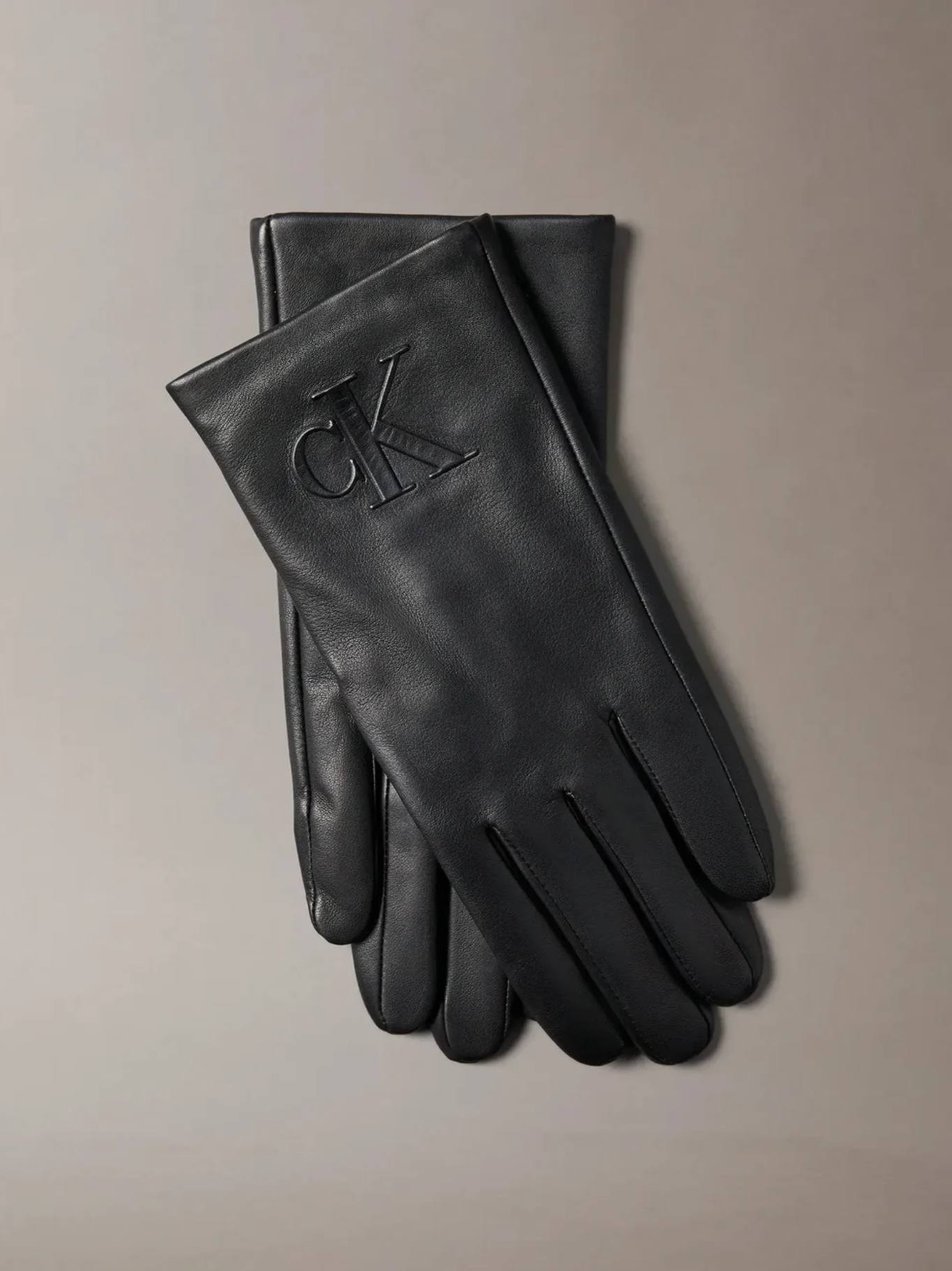 detail Calvin Klein dámské černé kožené rukavice