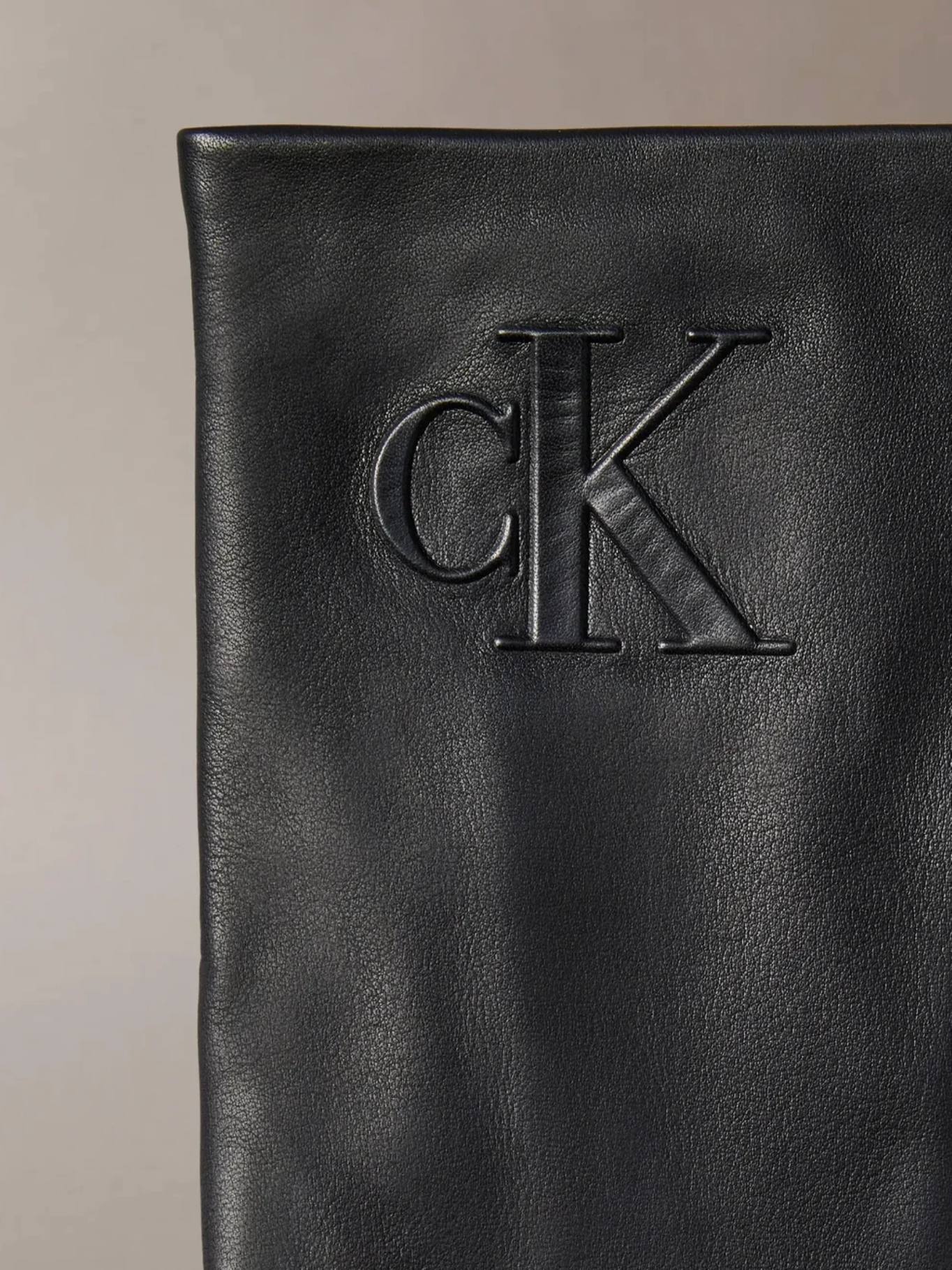 detail Calvin Klein dámské černé kožené rukavice