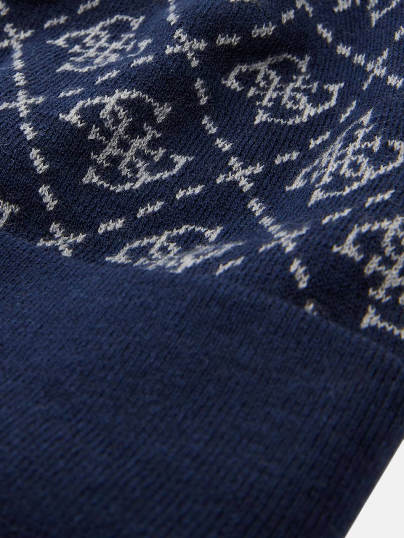 detail Guess pánská tmavě modrá čepice 