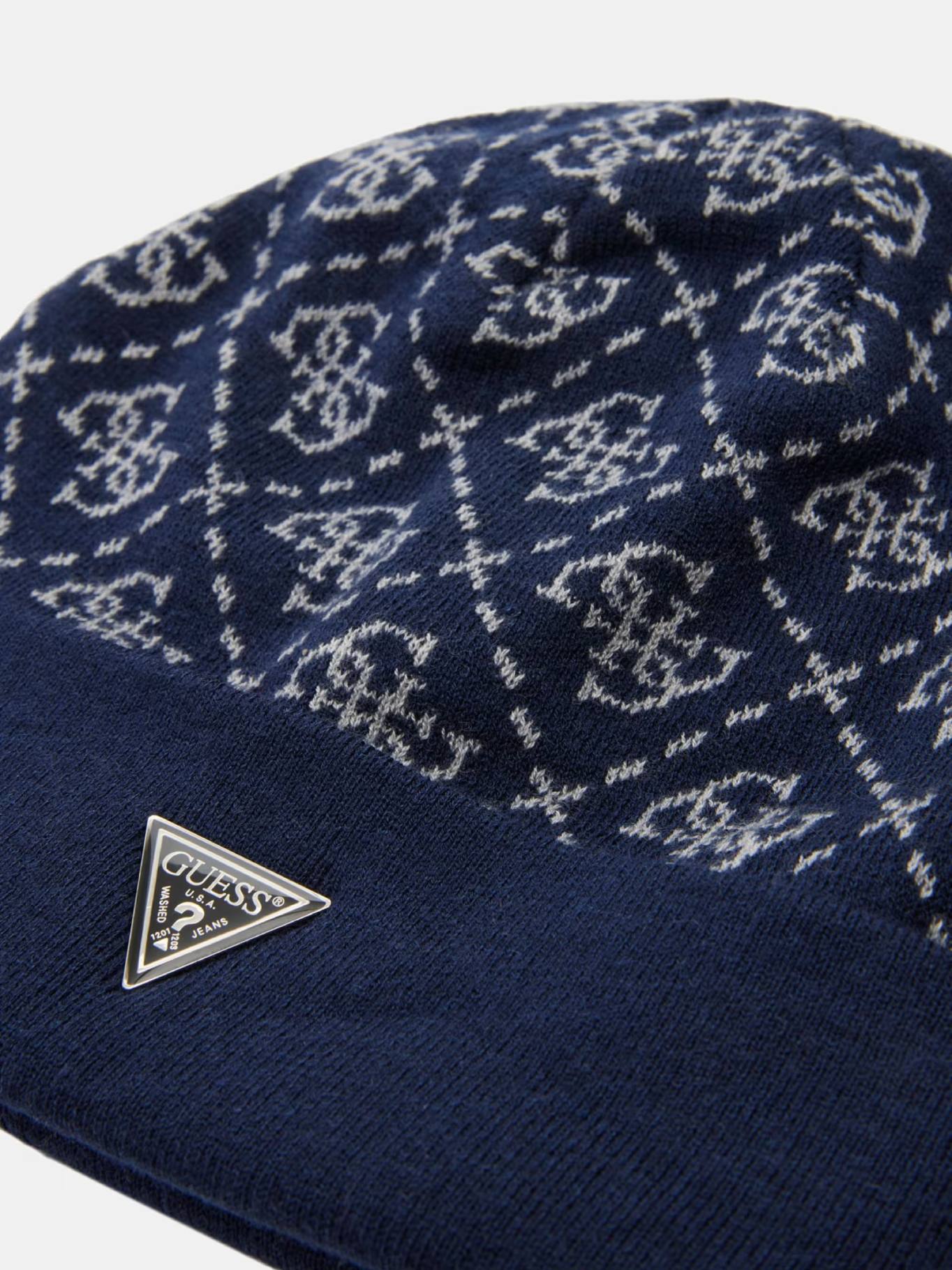 detail Guess pánská tmavě modrá čepice 