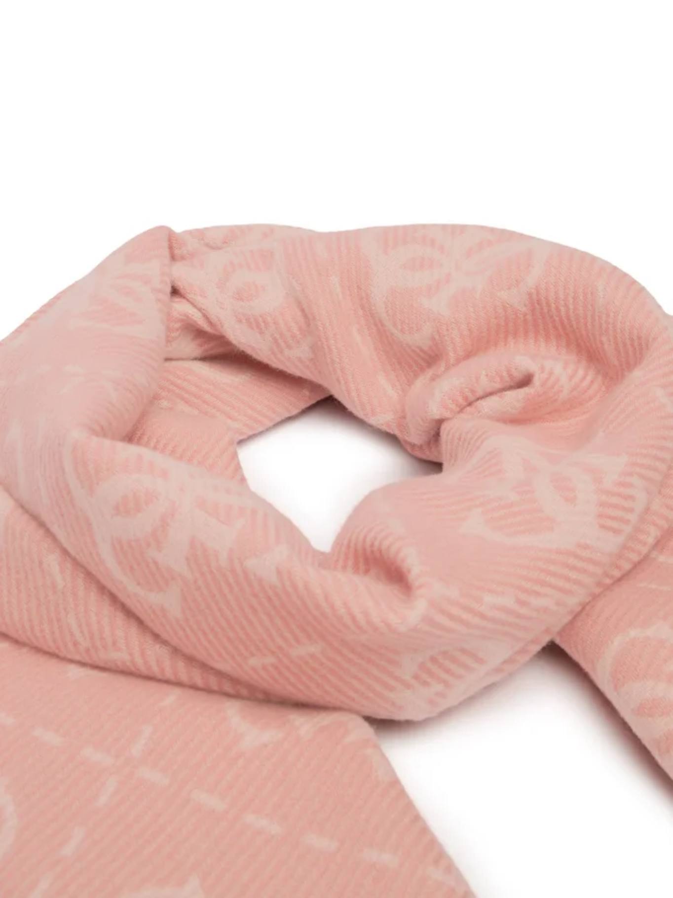 detail Guess dámská růžová šála