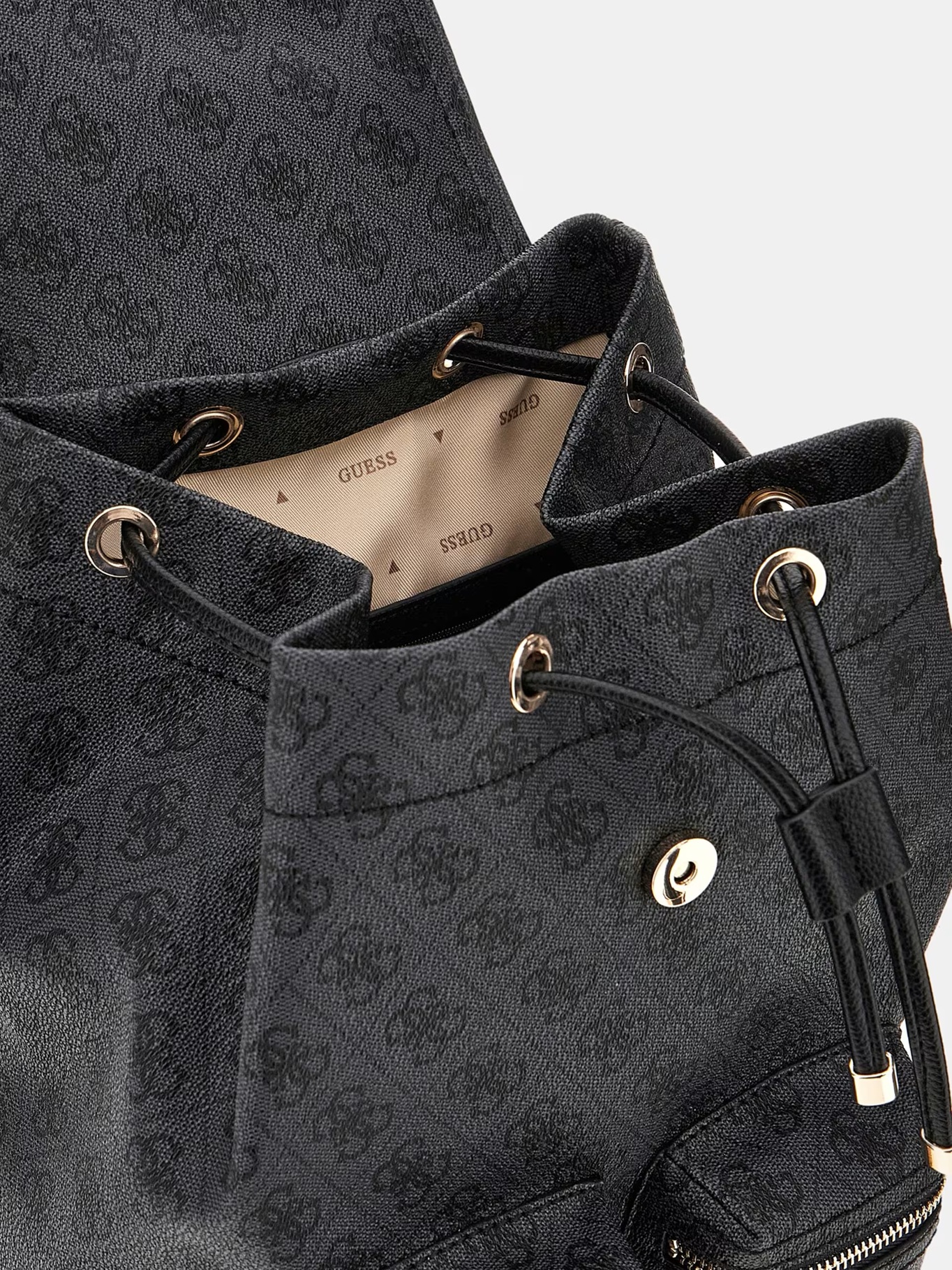 detail Guess dámský šedý batoh