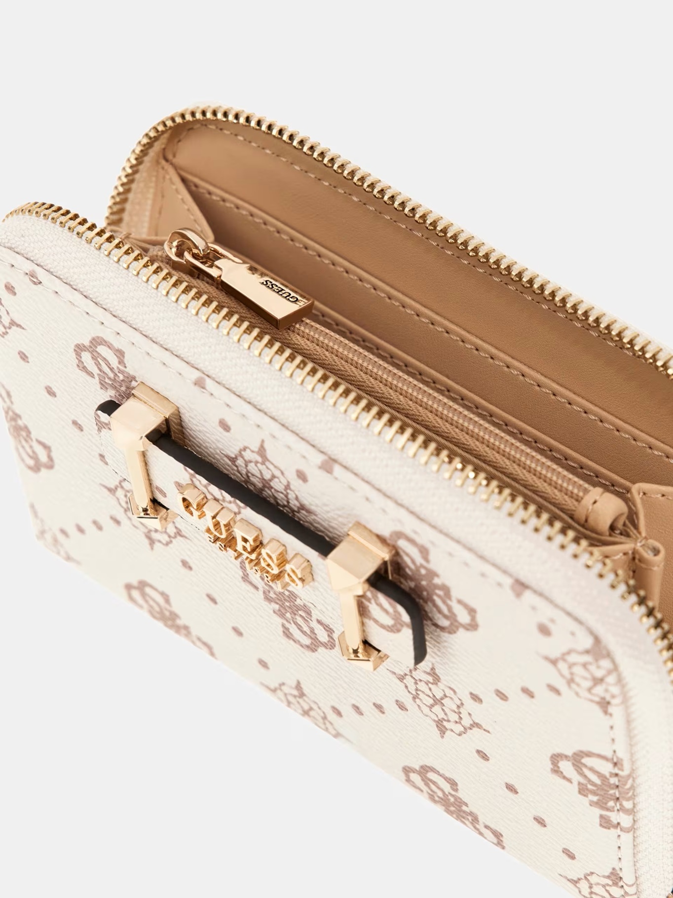 detail   Guess dámská krémová peněženka