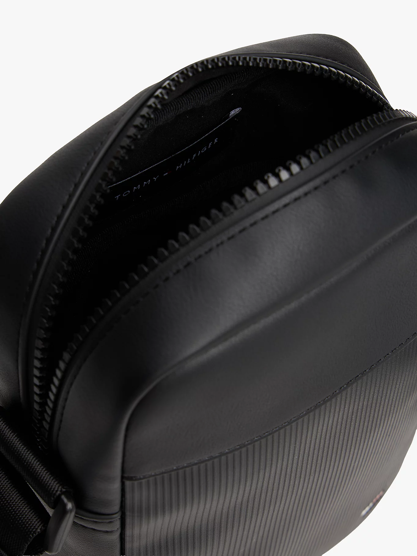 detail Tommy Hilfiger pánská černá taška přes rameno
