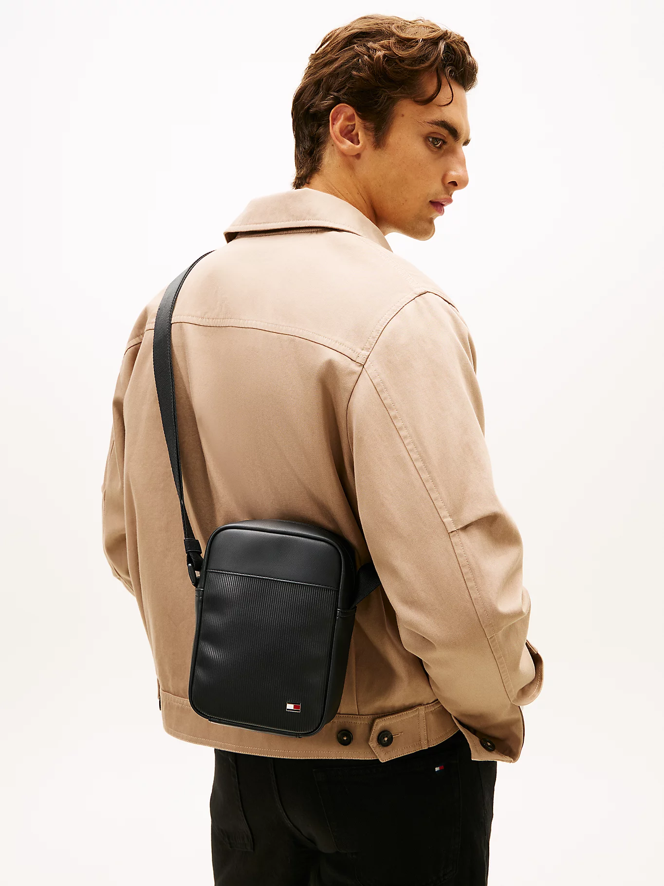 detail Tommy Hilfiger pánská černá taška přes rameno