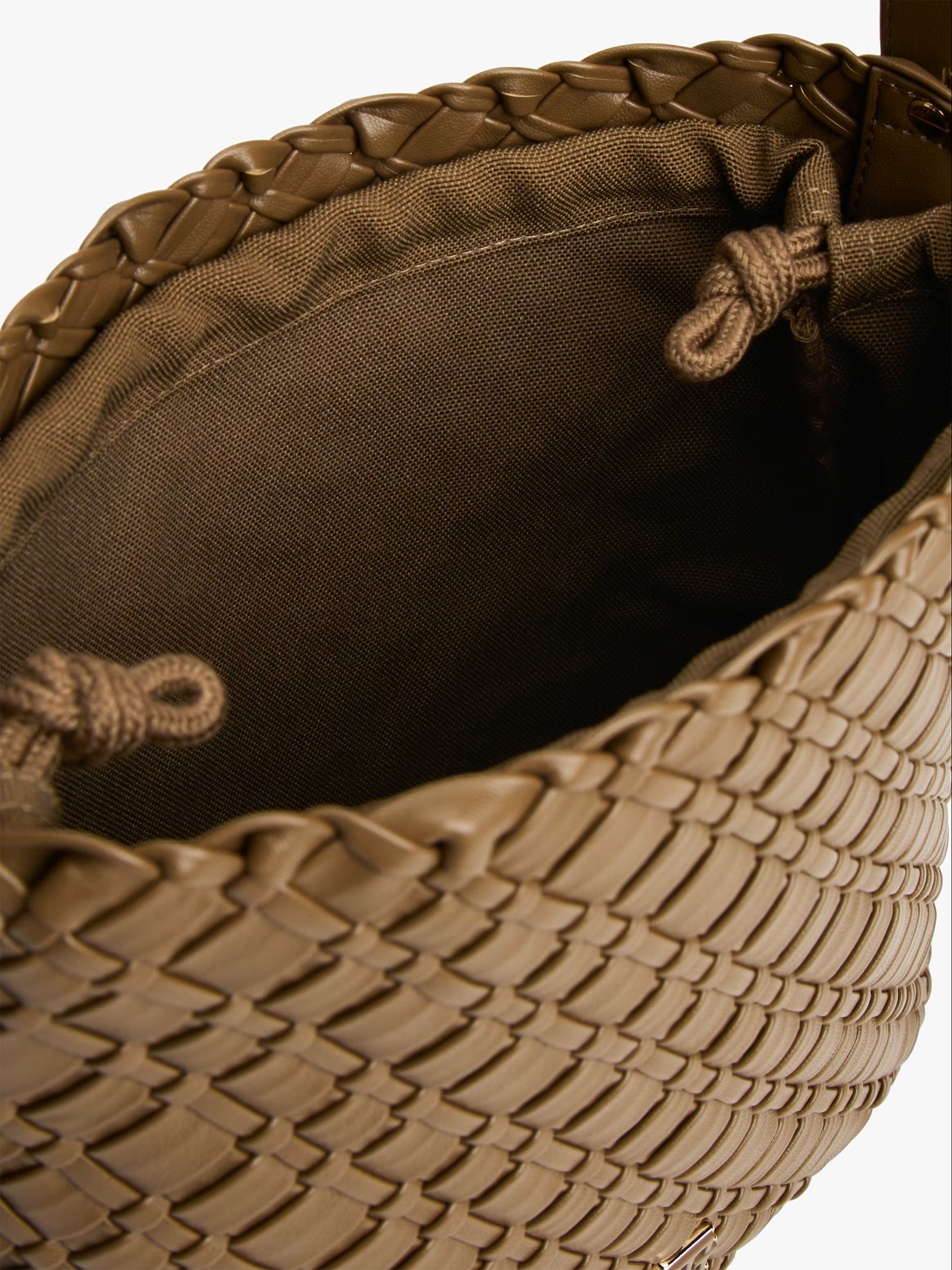 detail Tommy Hilfiger dámská hnědá kabelka