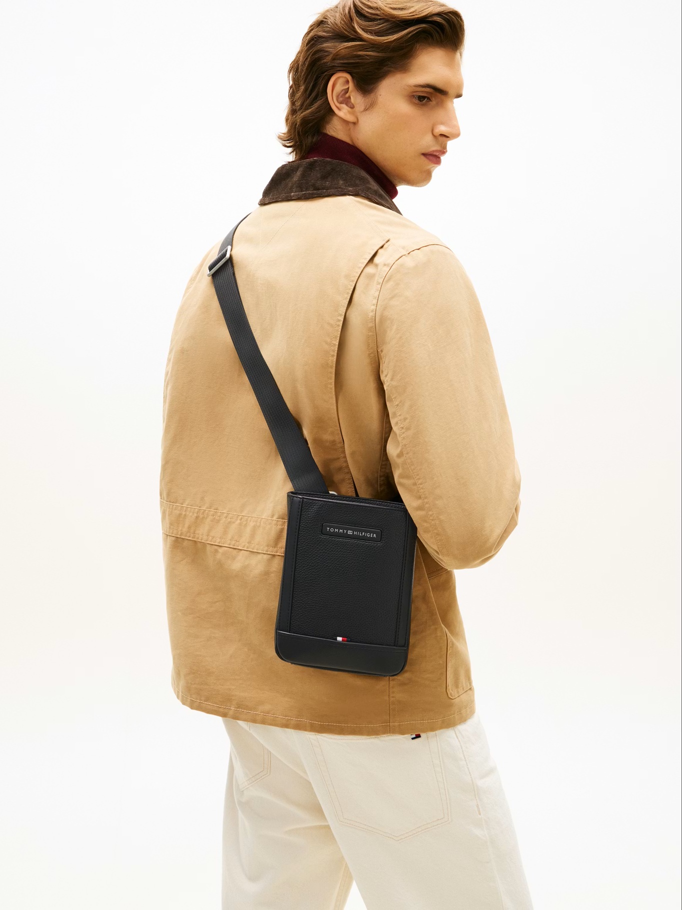 detail Tommy Hilfiger pánská černá taška přes rameno