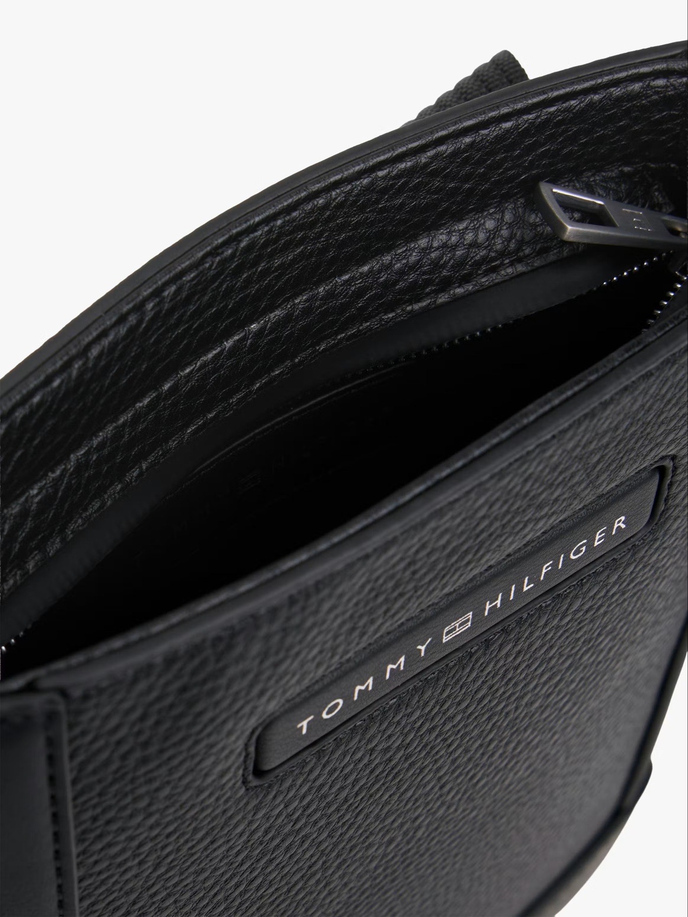 detail Tommy Hilfiger pánská černá taška přes rameno