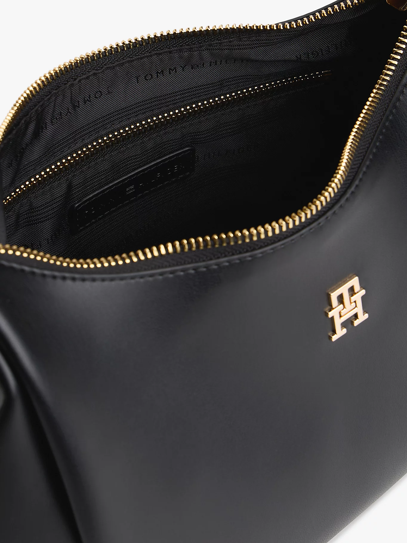detail Tommy Hilfiger dámská černá kabelka