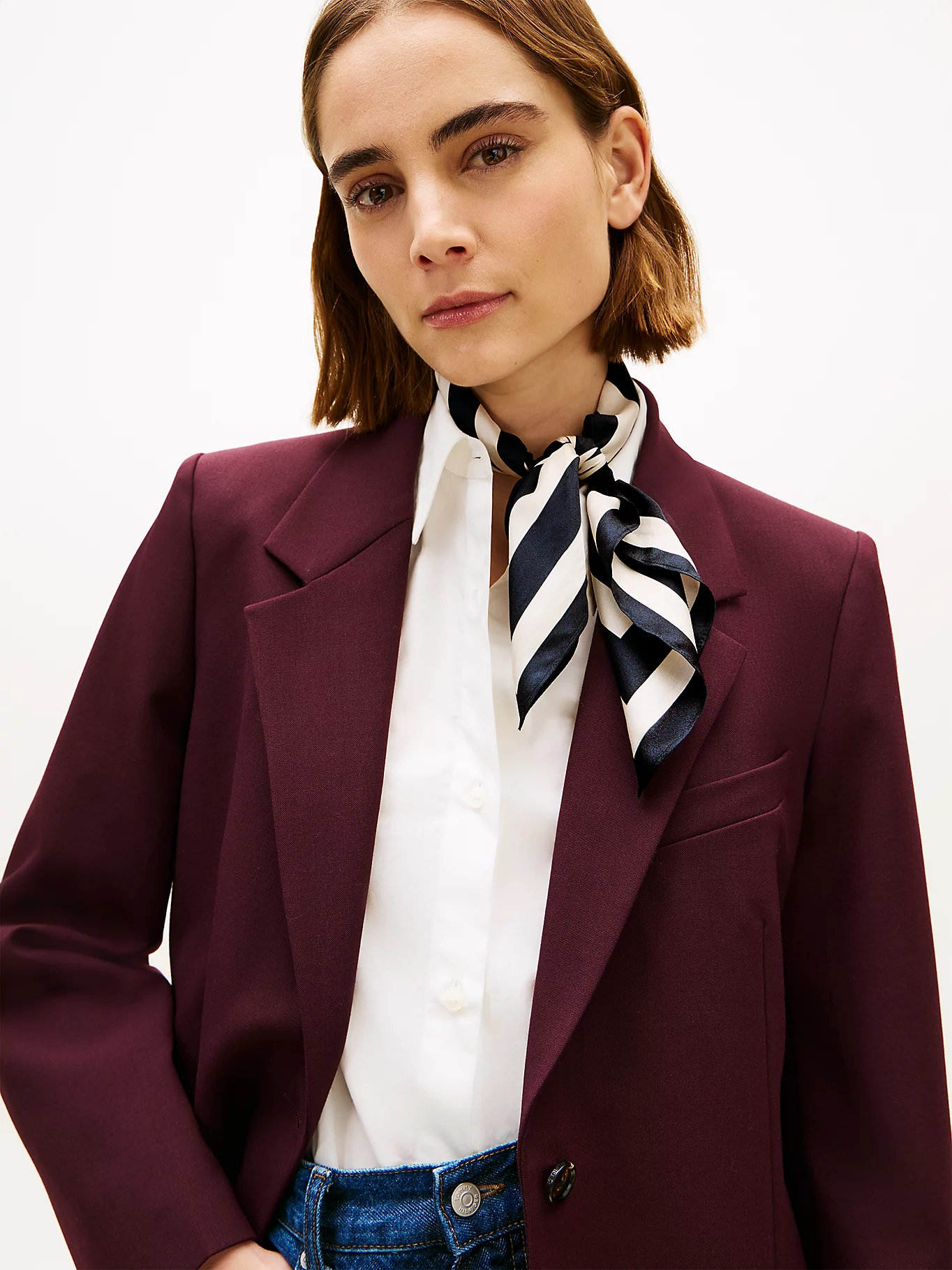 detail Tommy Hilfiger dámský tmavě modrý šátek