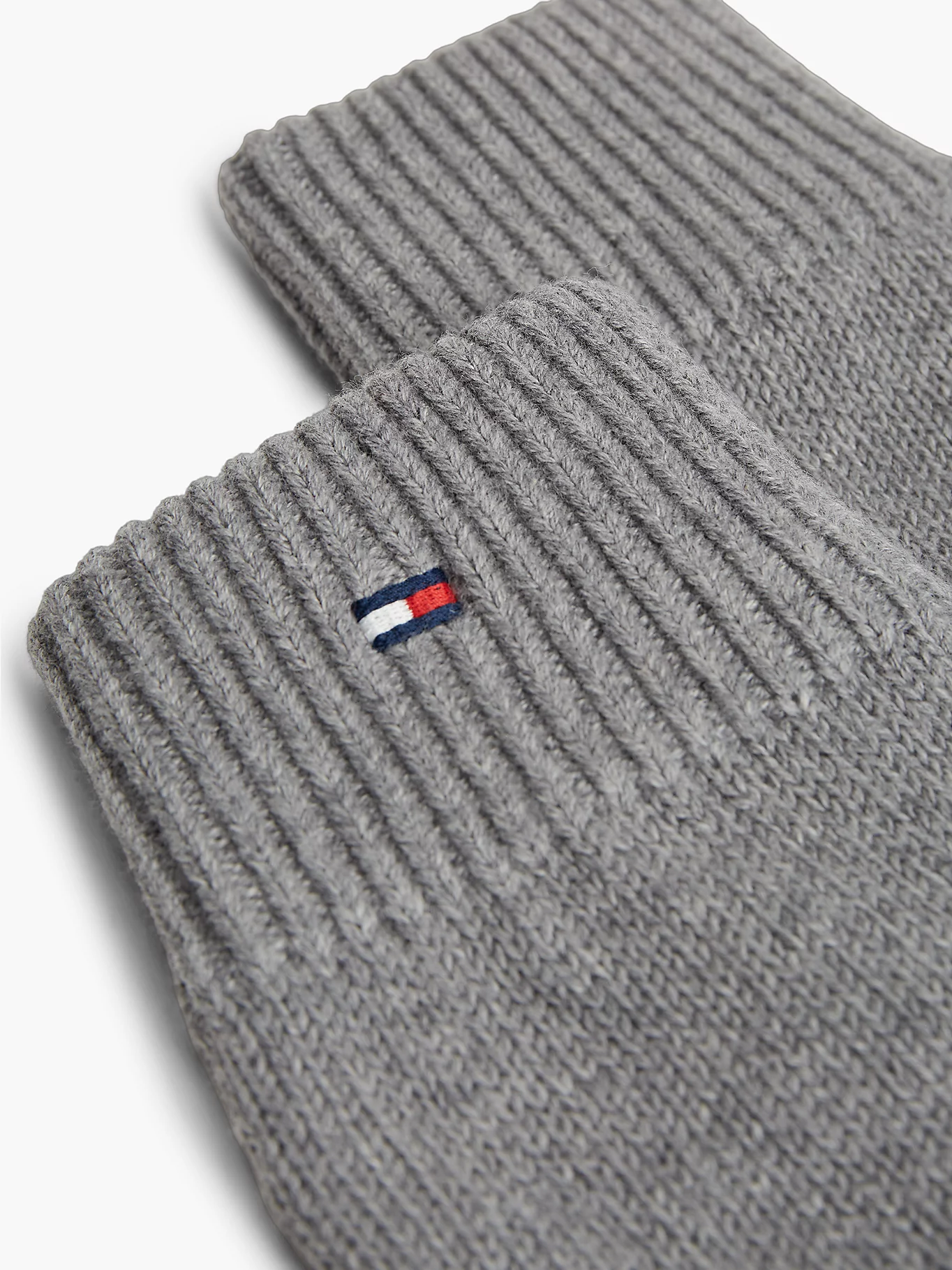 detail Tommy Hilfiger pánské šedé rukavice