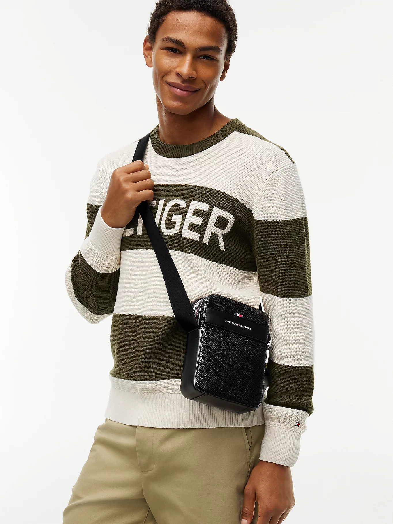 detail Tommy Hilfiger pánská černá taška přes rameno
