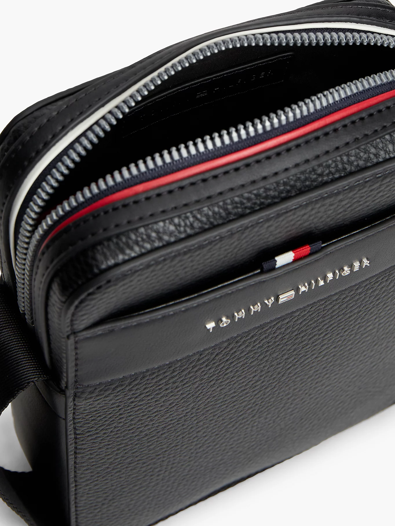 detail Tommy Hilfiger pánská černá taška přes rameno
