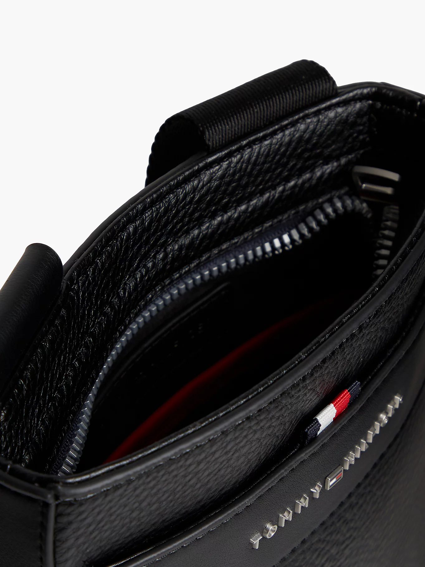 detail Tommy Hilfiger pánská černá taška přes rameno