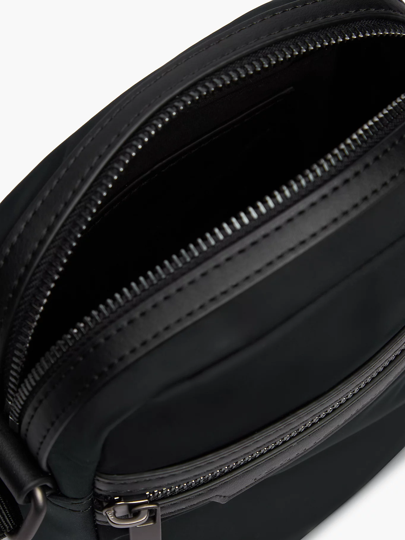 detail Tommy Hilfiger pánská černá taška přes rameno