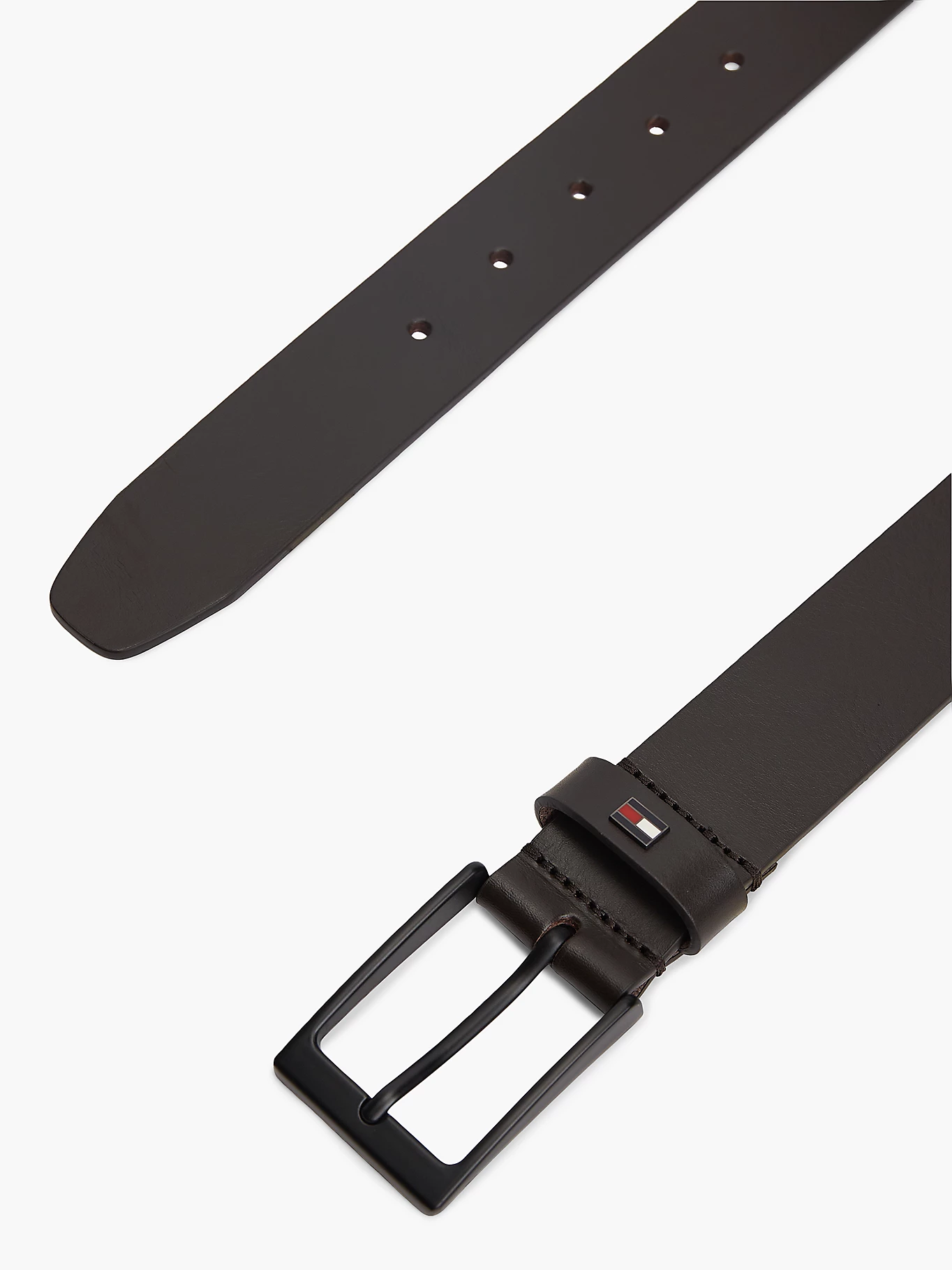 detail Tommy Hilfiger pánský tmavě hnědý pásek