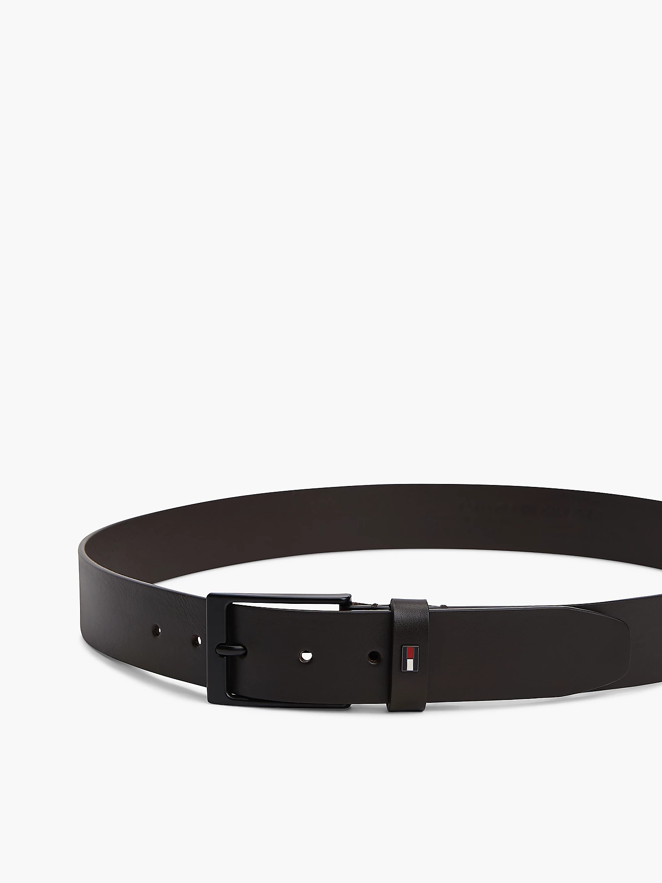 detail Tommy Hilfiger pánský tmavě hnědý pásek