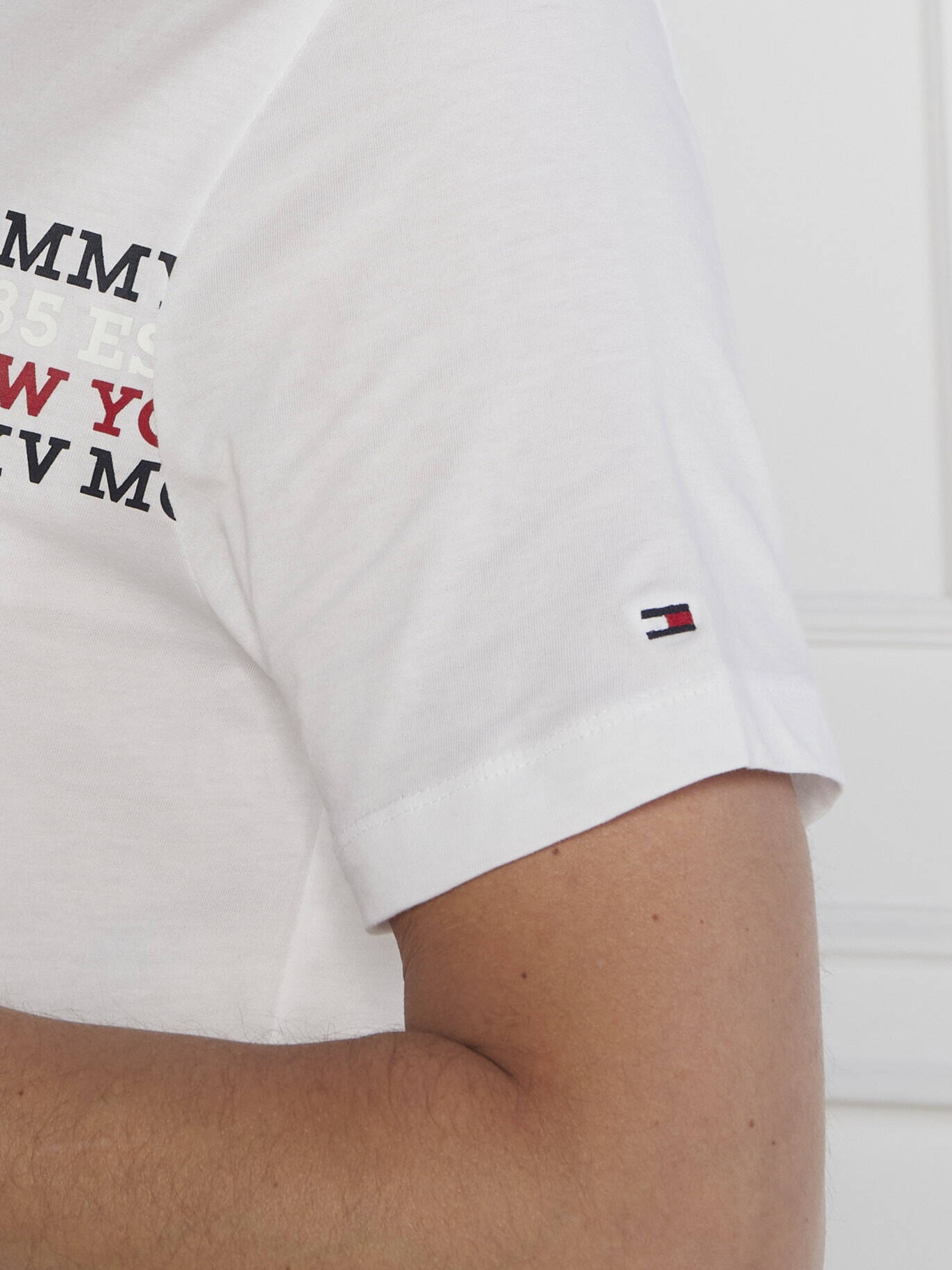 detail Tommy Hilfiger pánské bílé tričko