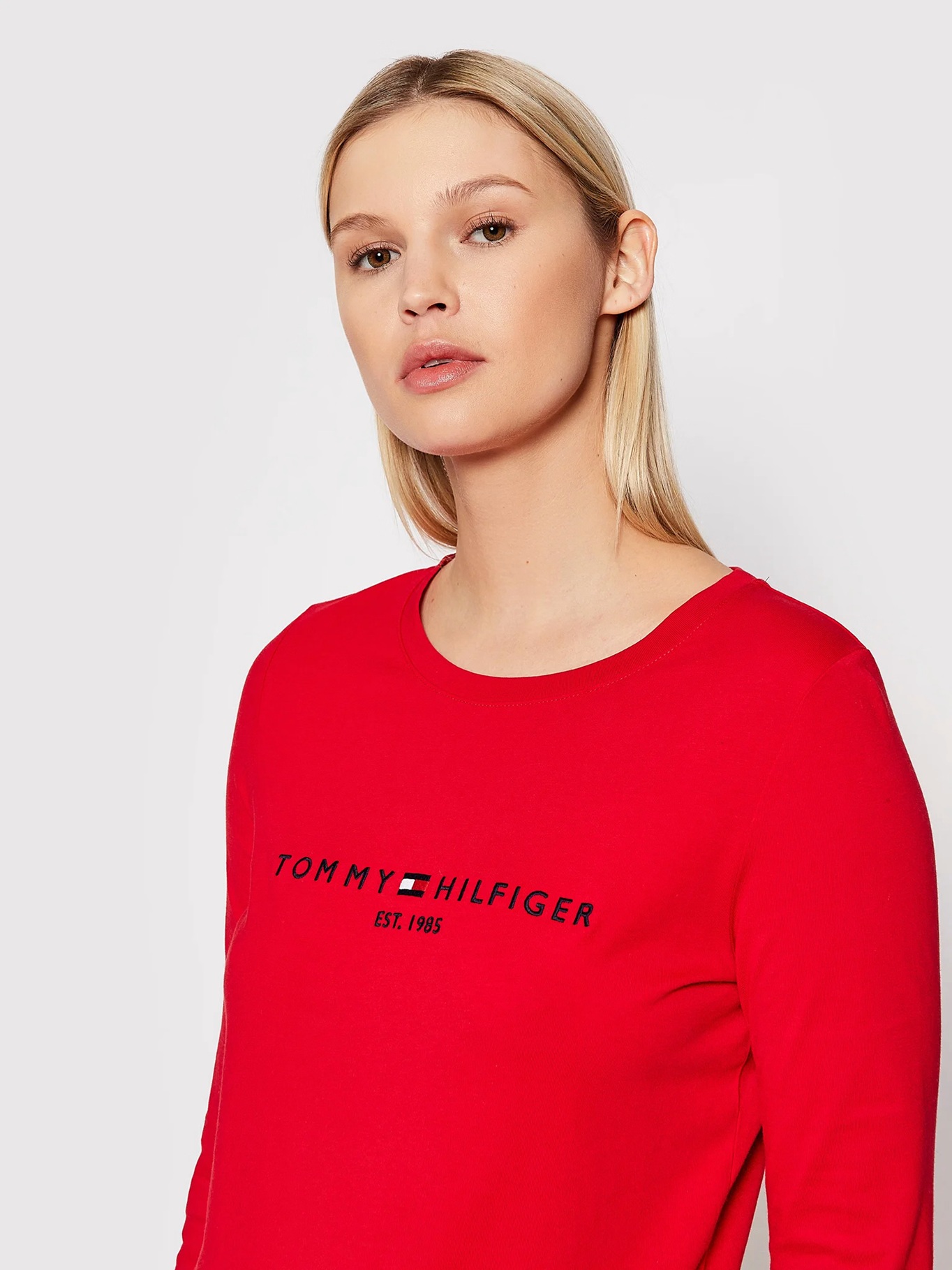 detail Tommy Hilfiger dámské červené tričko s dlouhým rukávem