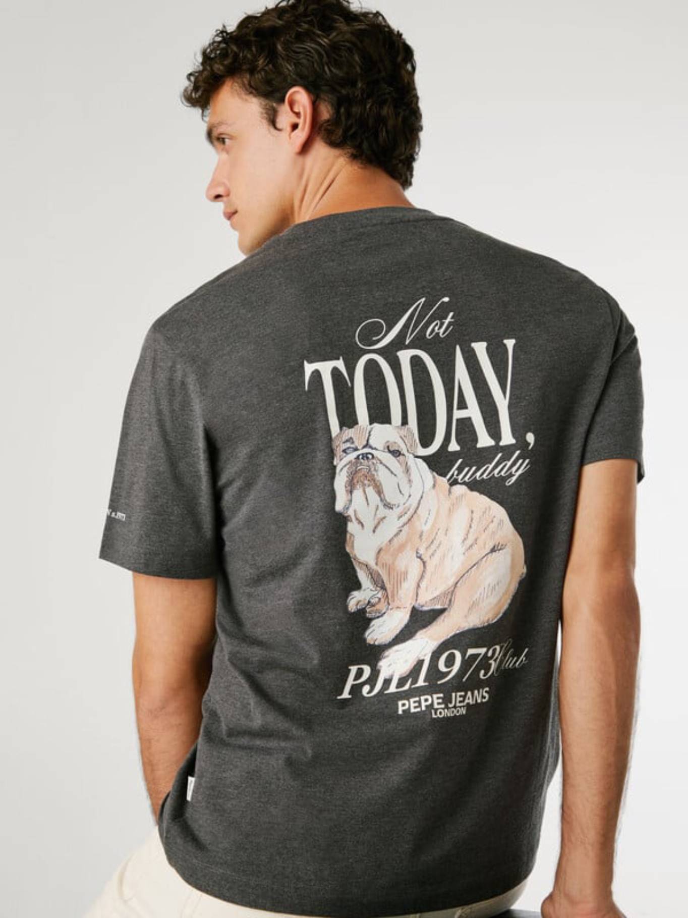 detail Pepe Jeans pánské tmavě šedé tričko.