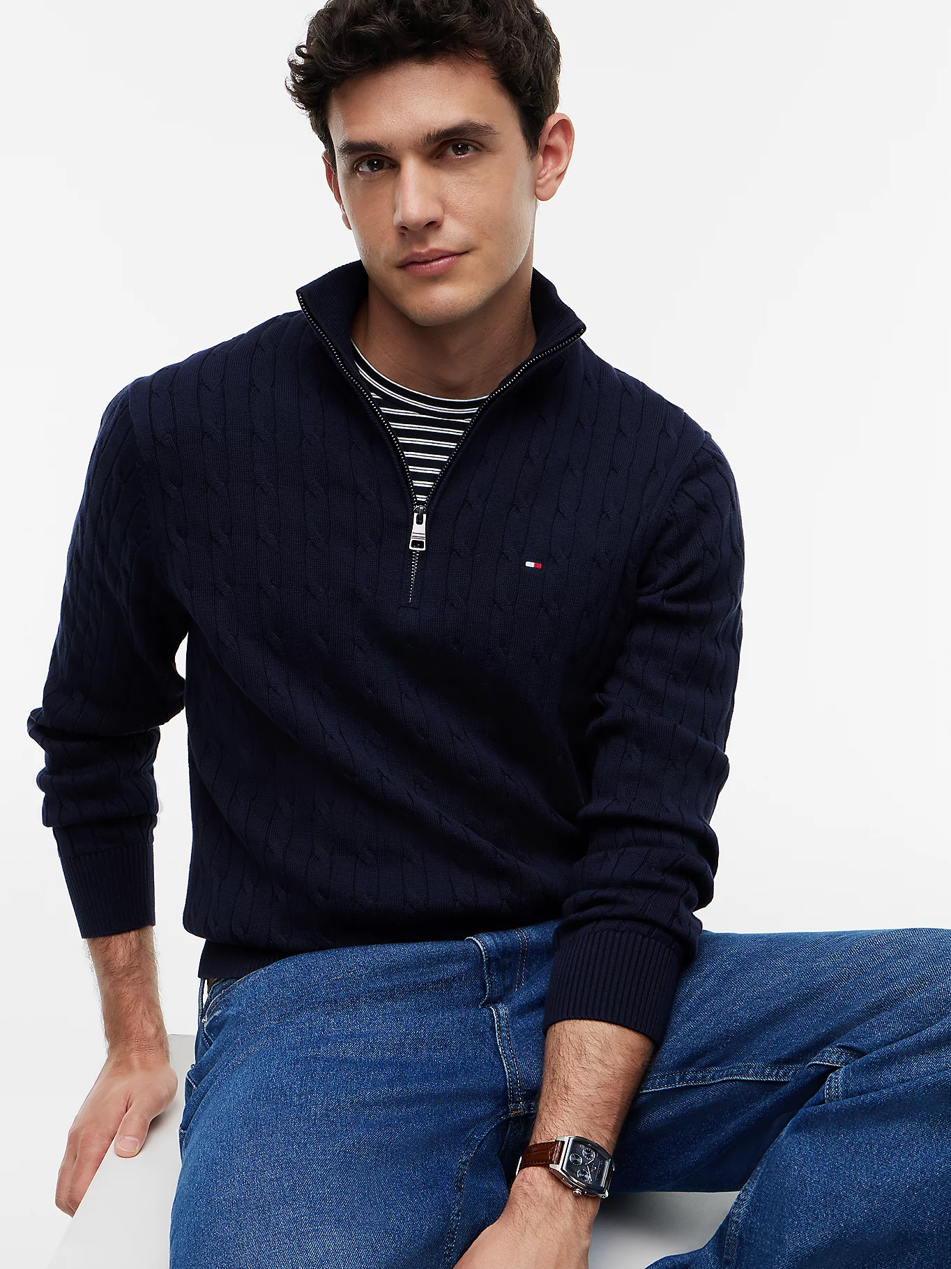 detail Tommy Hilfiger pánský tmavě modrý svetr
