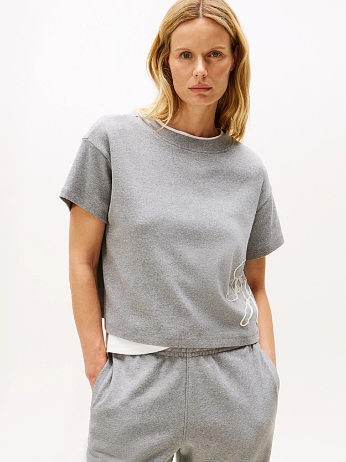 detail Tommy Hilfiger dámské šedé triko