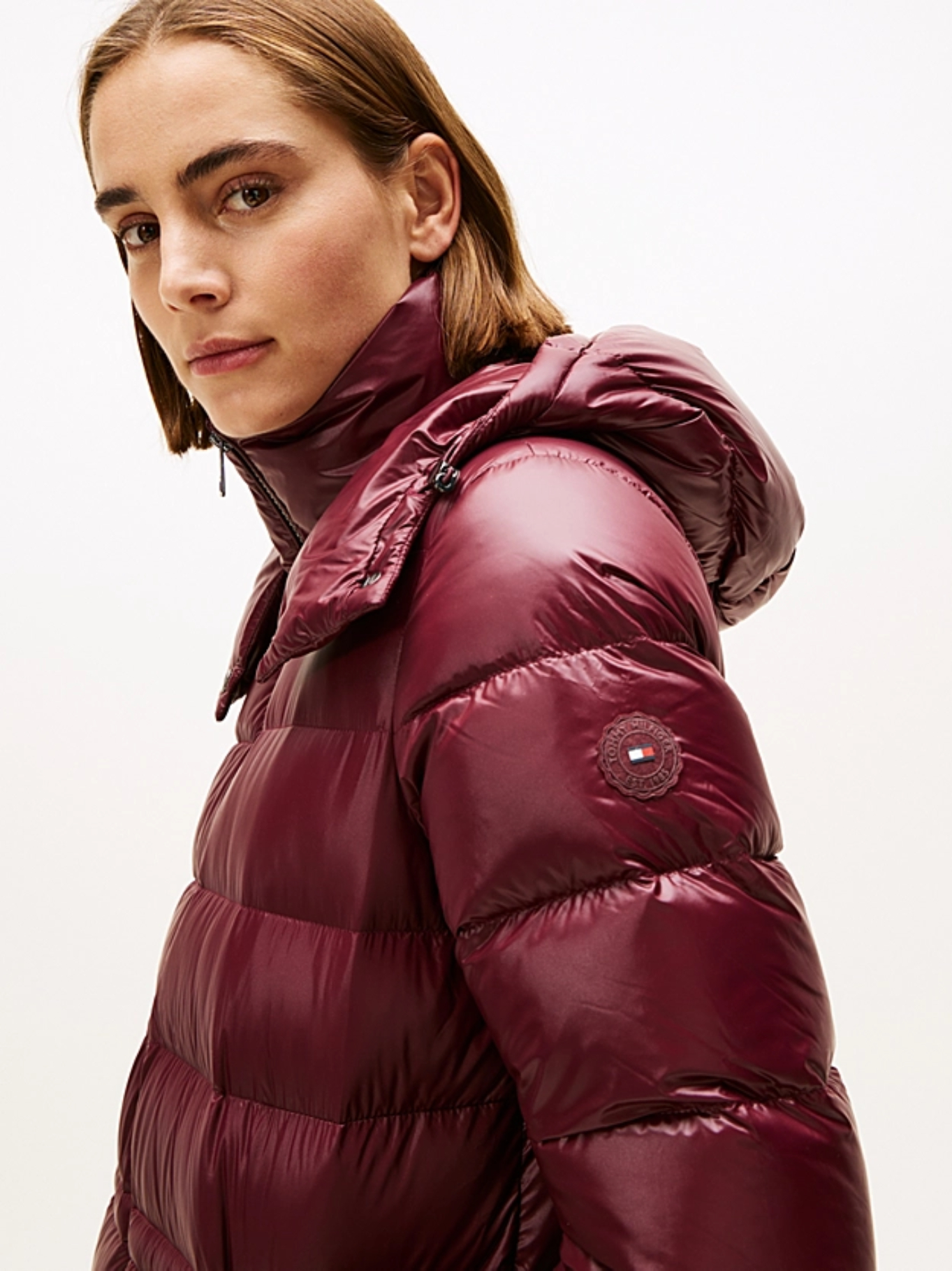 detail Tommy Hilfiger dámská péřová bunda