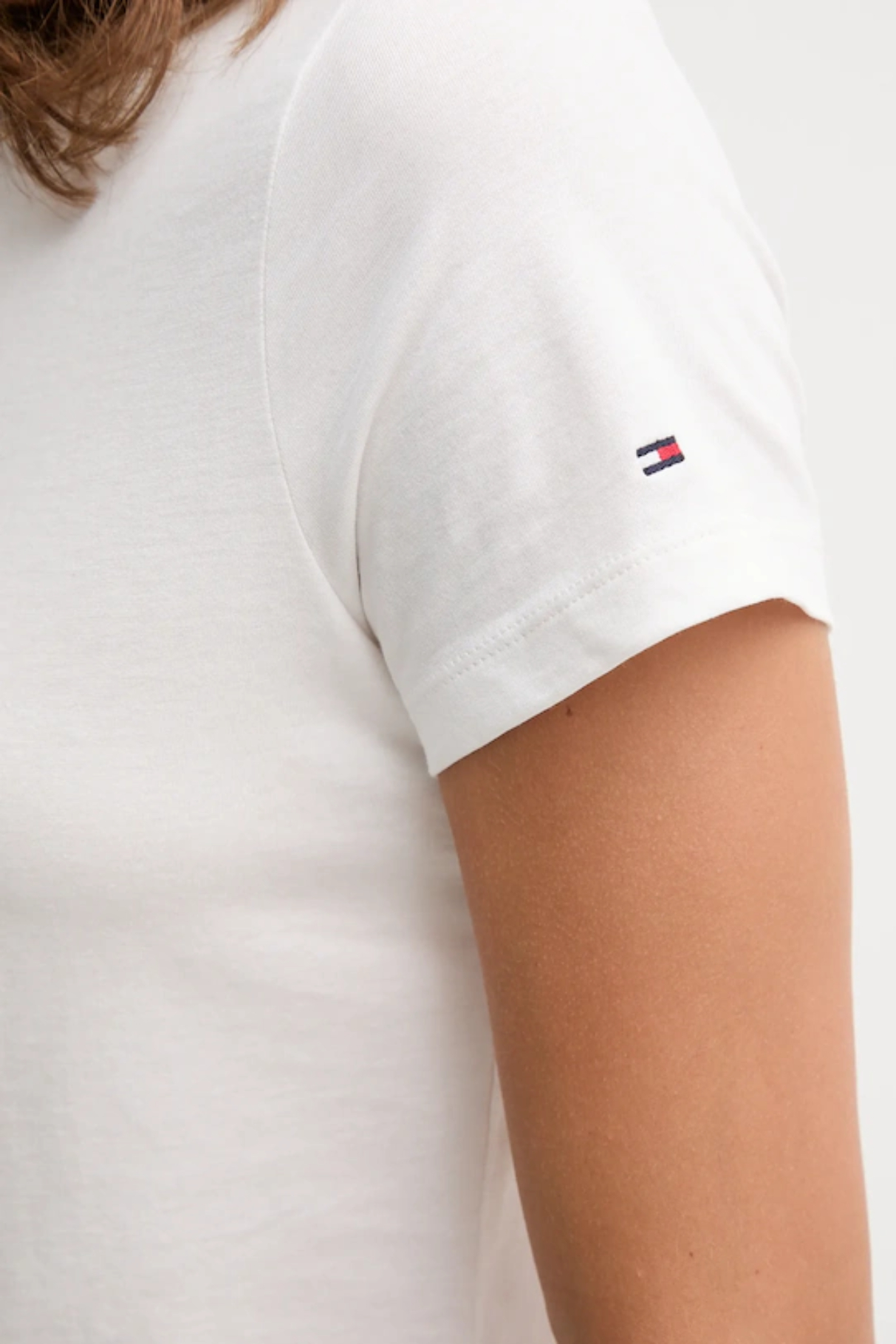 detail Tommy Hilfiger dámské bíle triko