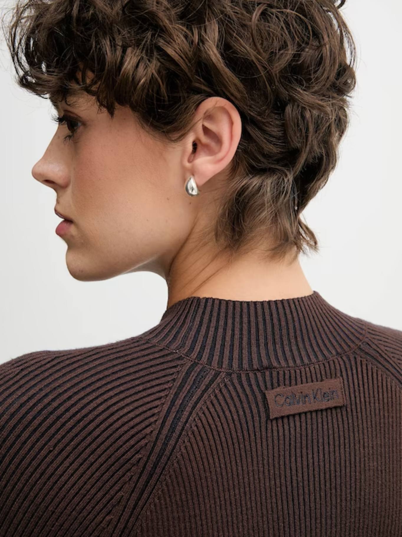 detail Calvin Klein dámské hnědé mini šaty