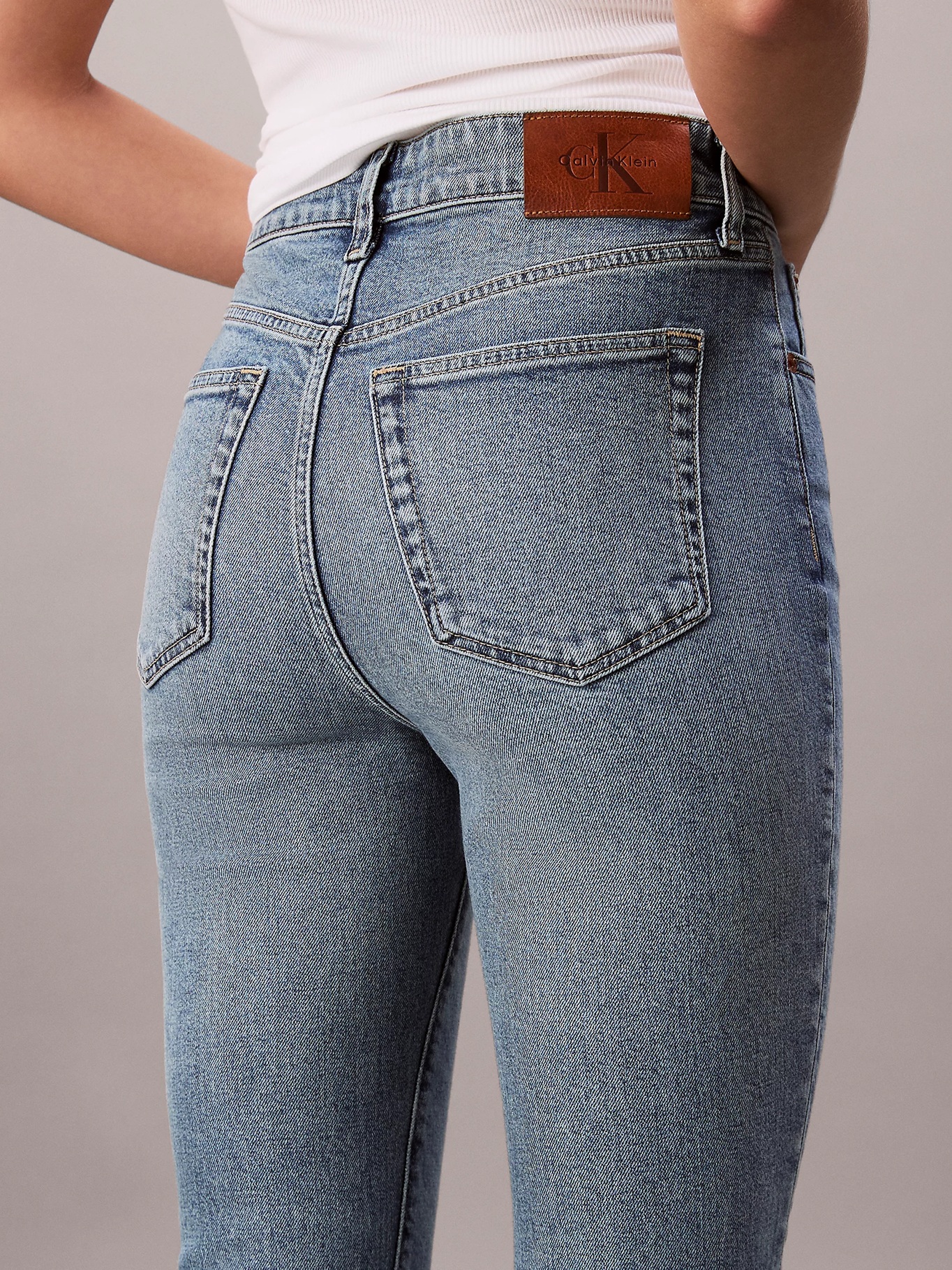 detail Calvin Klein dámské modré džíny