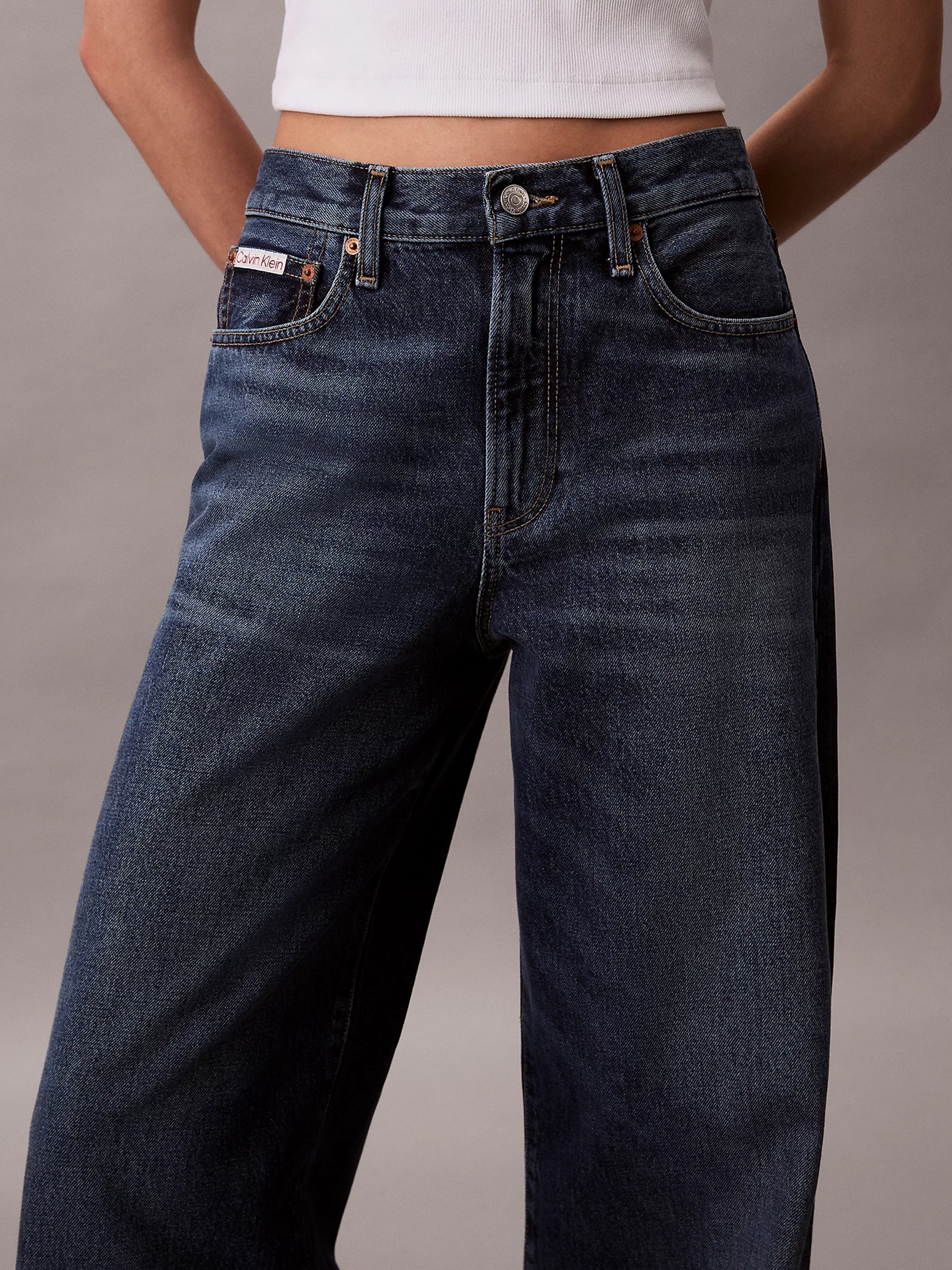 detail Calvin Klein dámské tmavě modré džíny