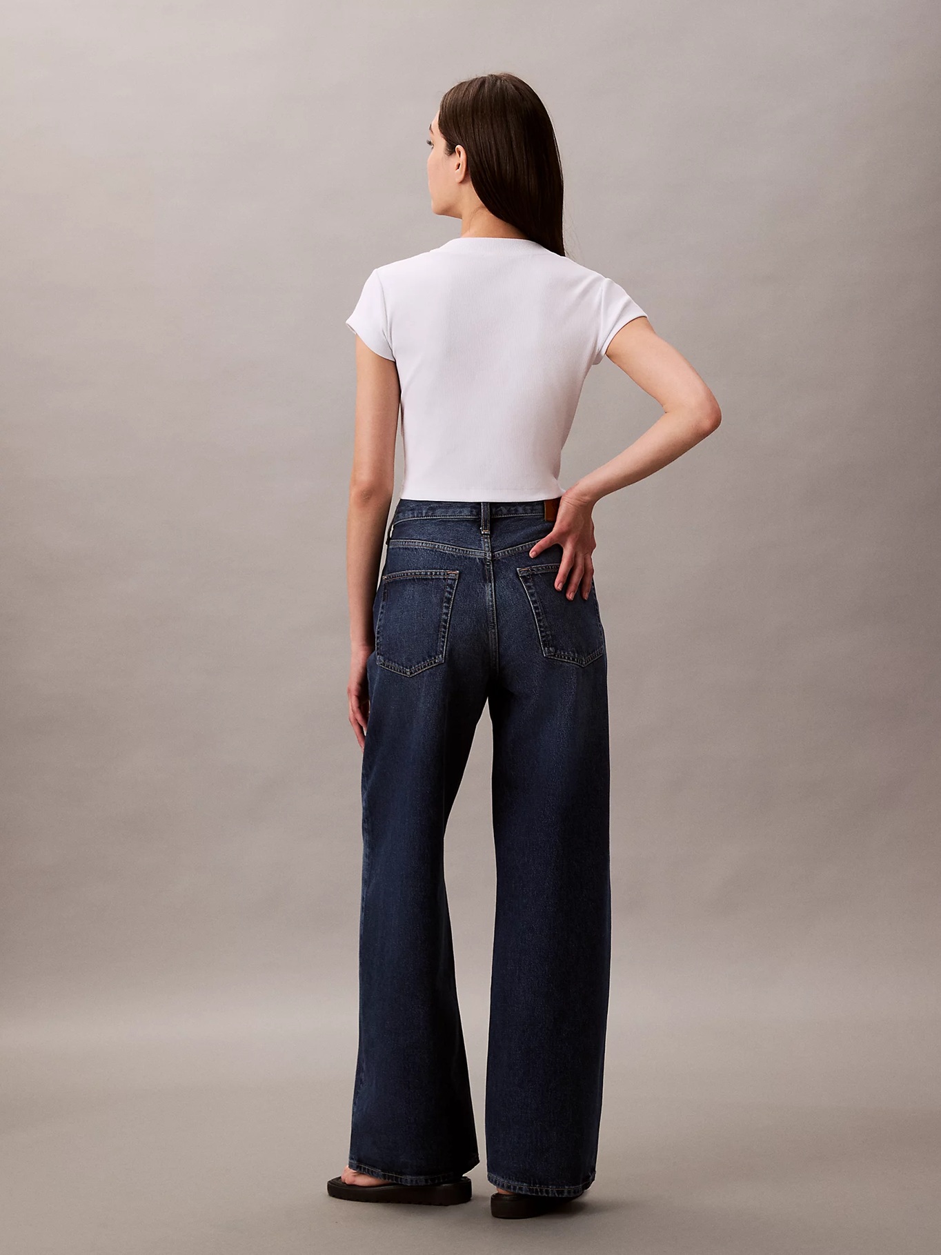 detail Calvin Klein dámské tmavě modré džíny