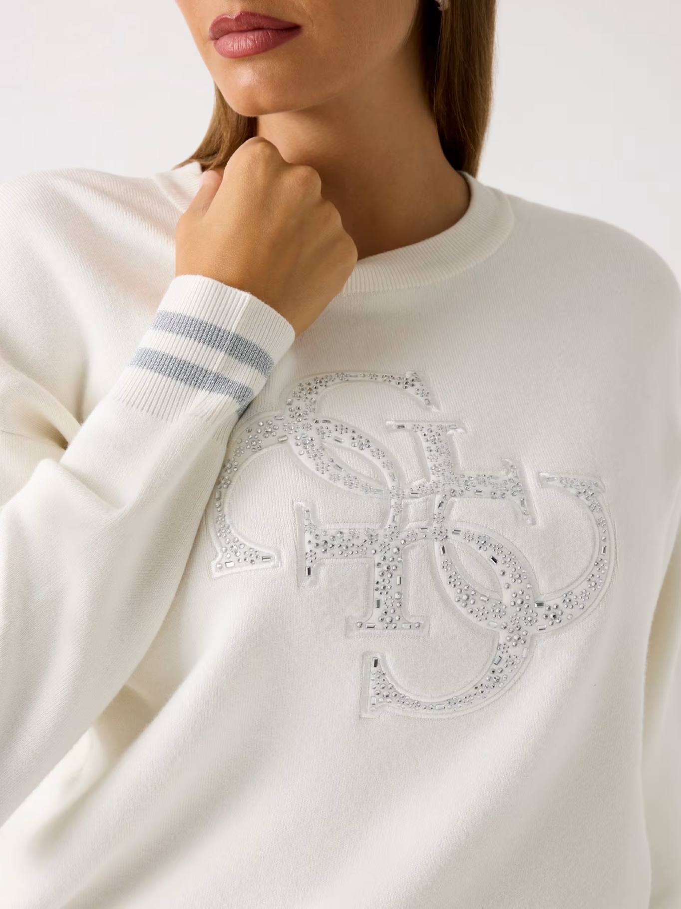 detail Guess dámský bílý svetr