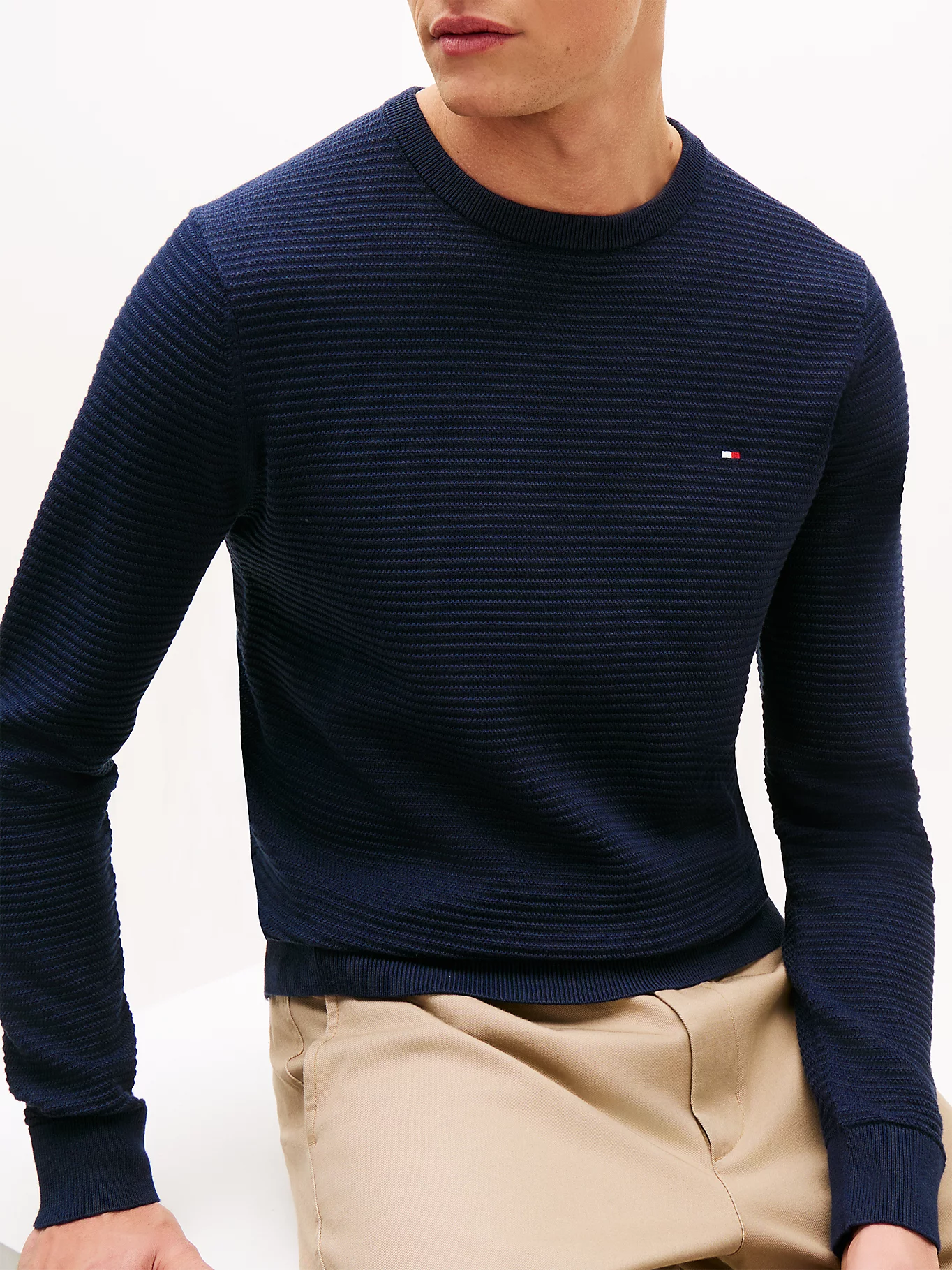 detail Tommy Hilfiger pánský tmavě modrý svetr