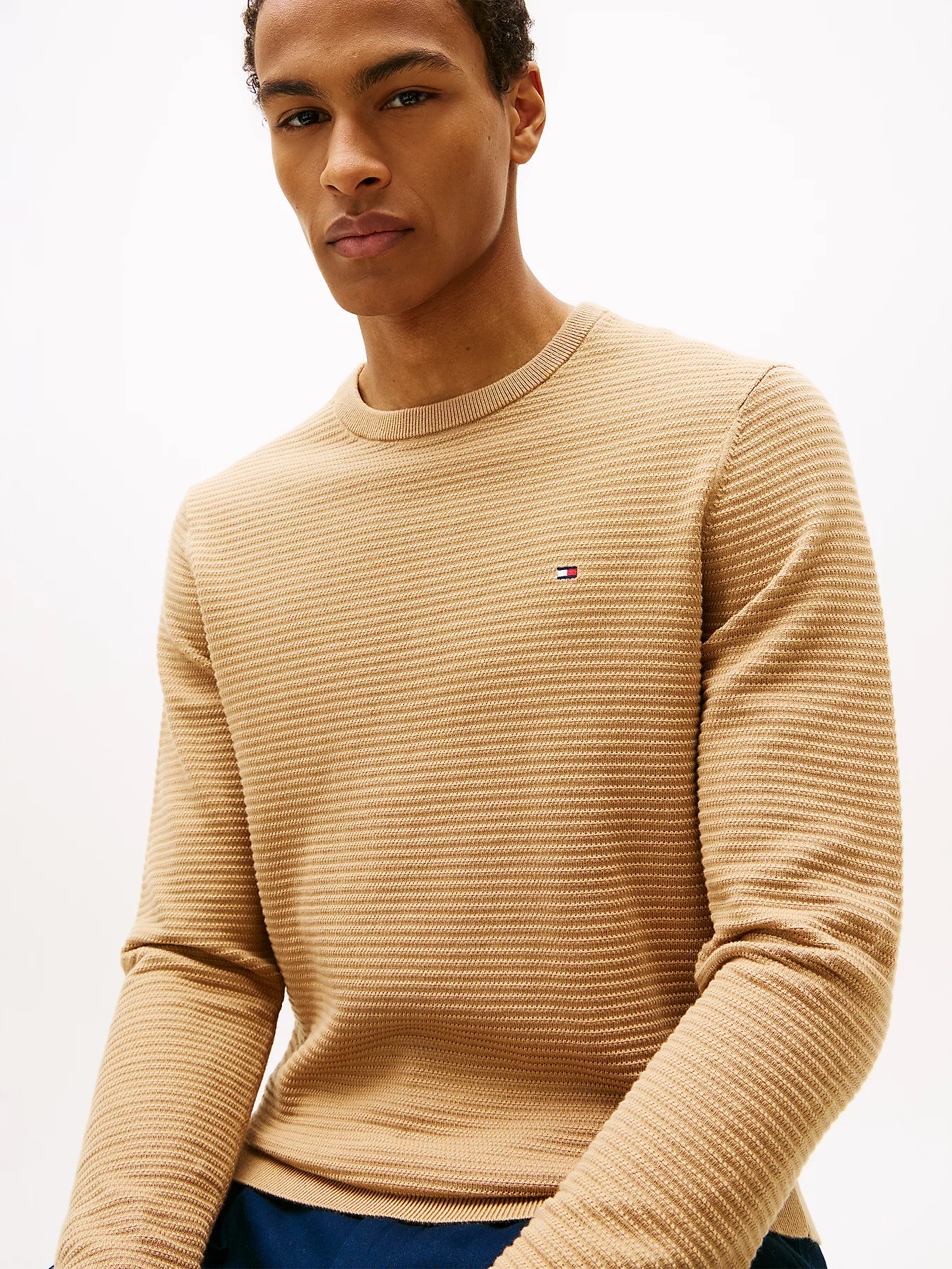 detail Tommy Hilfiger pánský béžový svetr