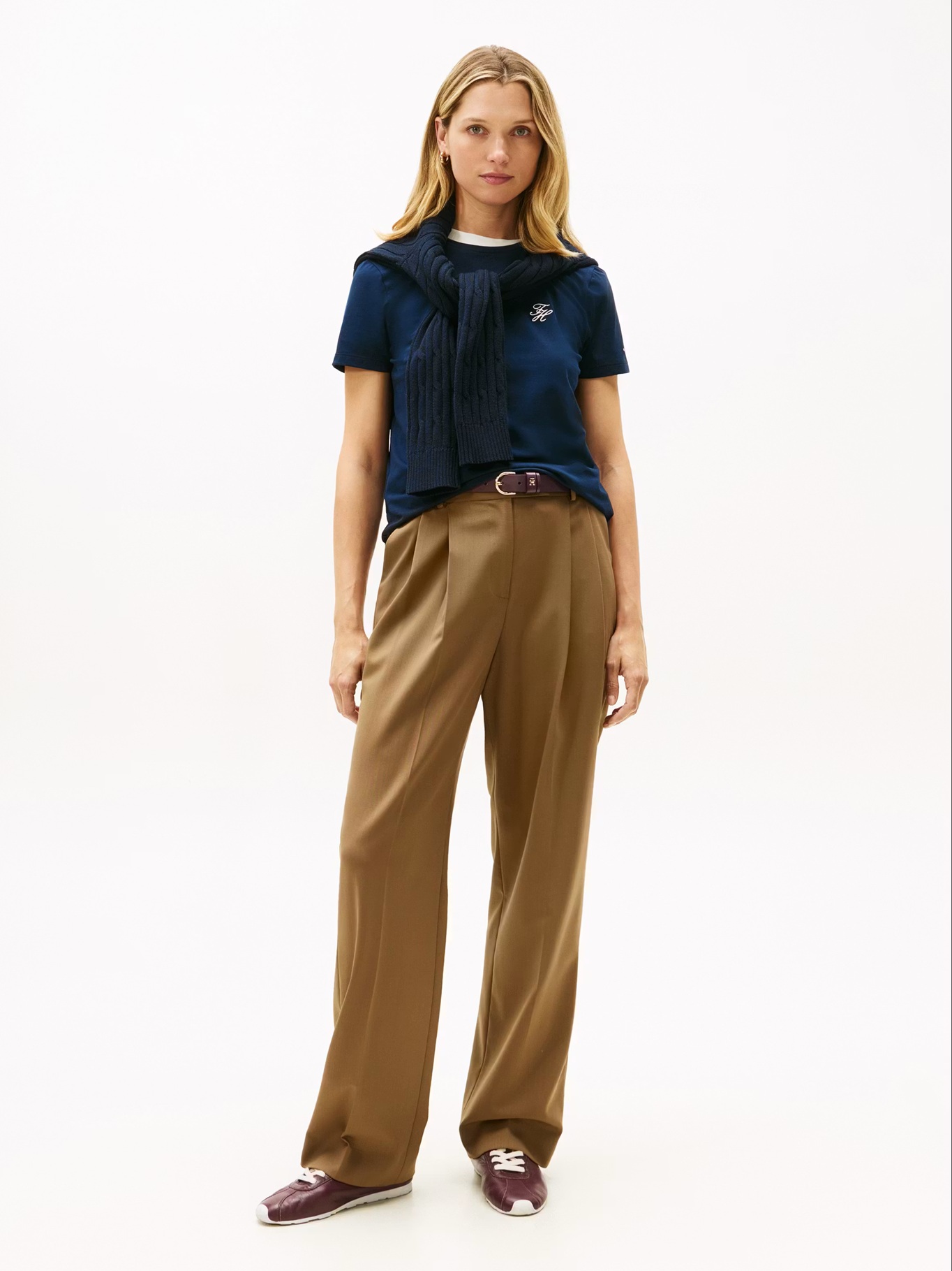 detail Tommy Hilfiger dámské tmavě modré tričko