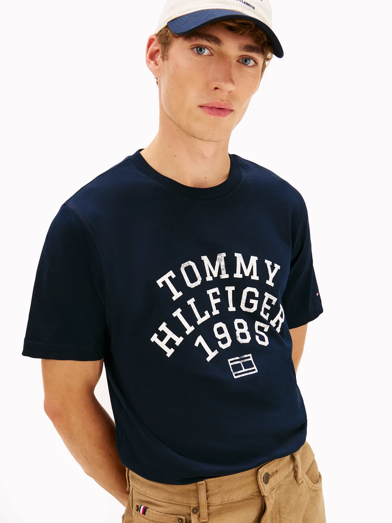 detail Tommy Hilfiger pánské tmavě modré tričko