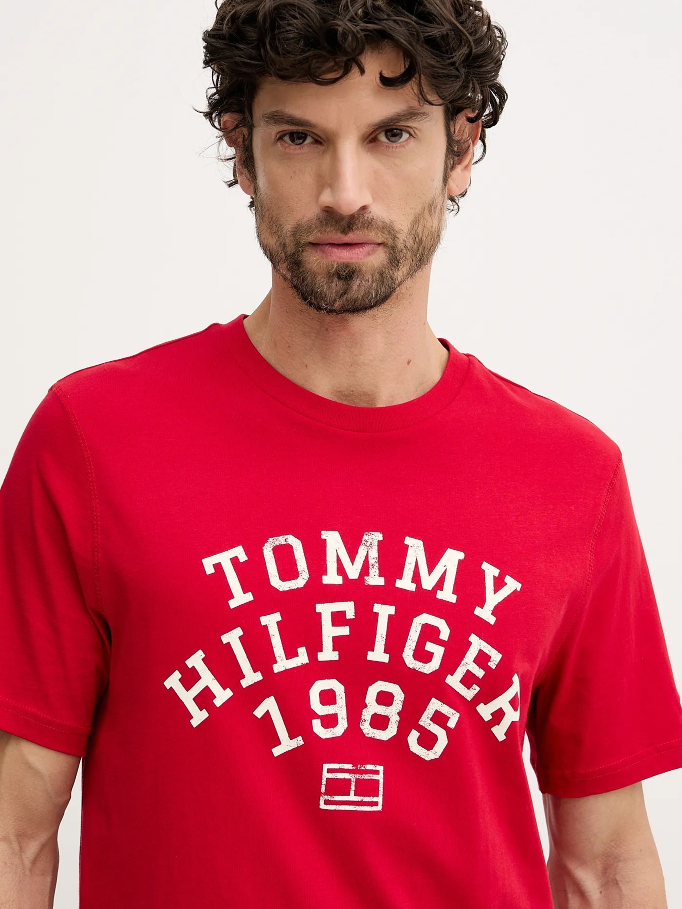 detail Tommy Hilfiger pánské červené tričko