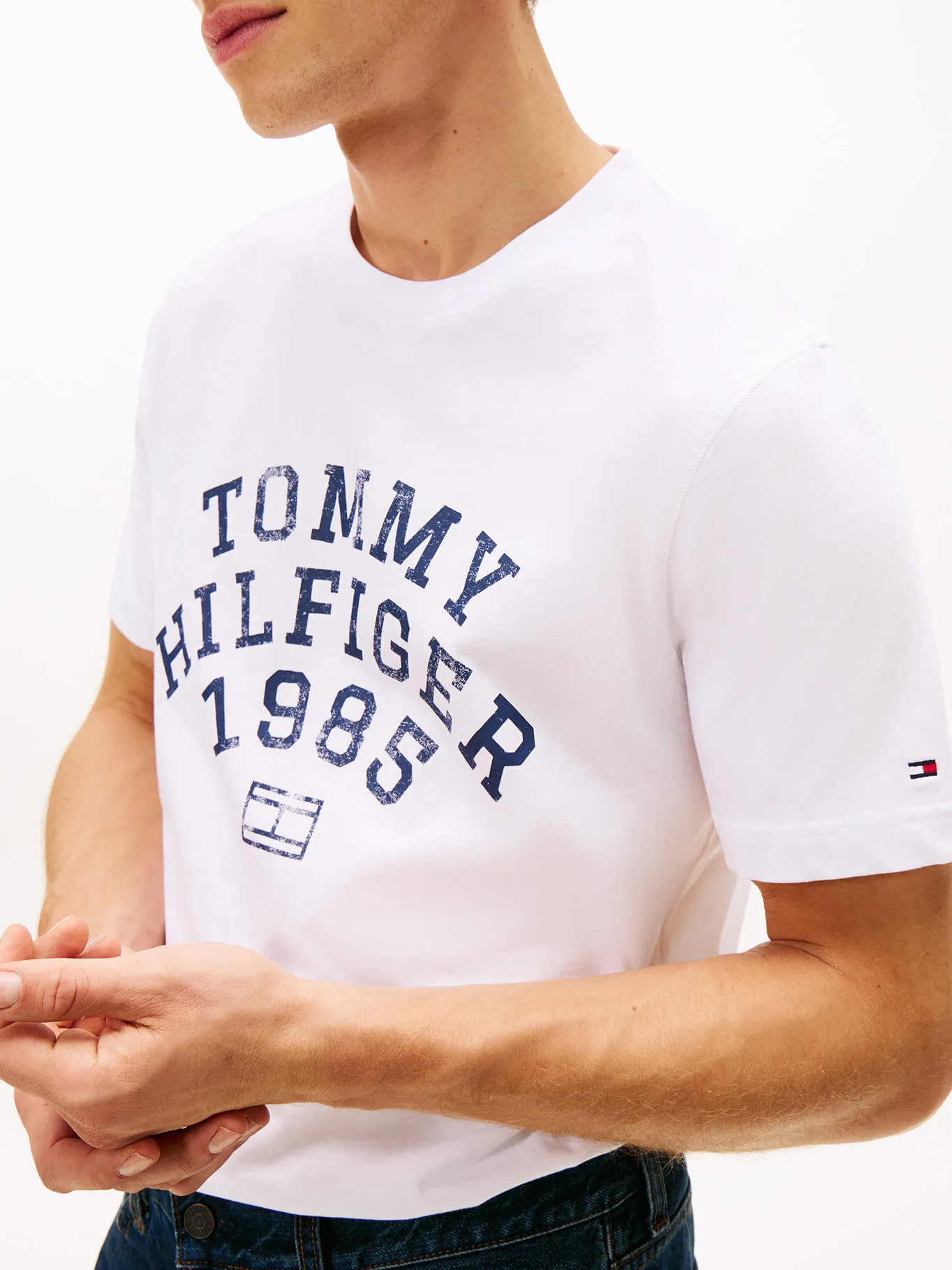 detail Tommy Hilfiger pánské bílé tričko