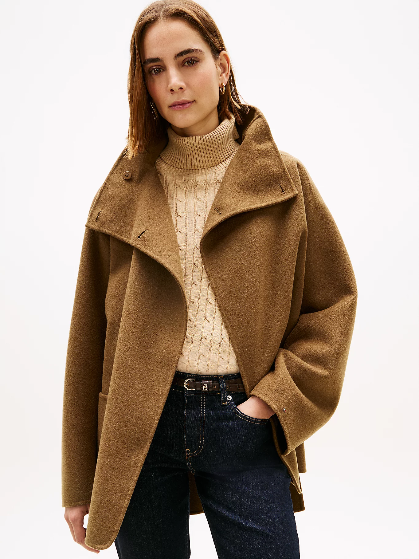 detail Tommy Hilfiger dámský hnědý kabát